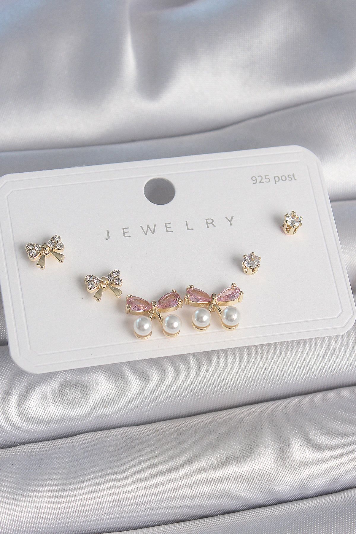 New Things Pirinç Gold Renk Pembe Zirkon Taşlı Fiyonk Model İnci Detay 925 Ayar Gümüş Çivi Kadın Küpe Seti