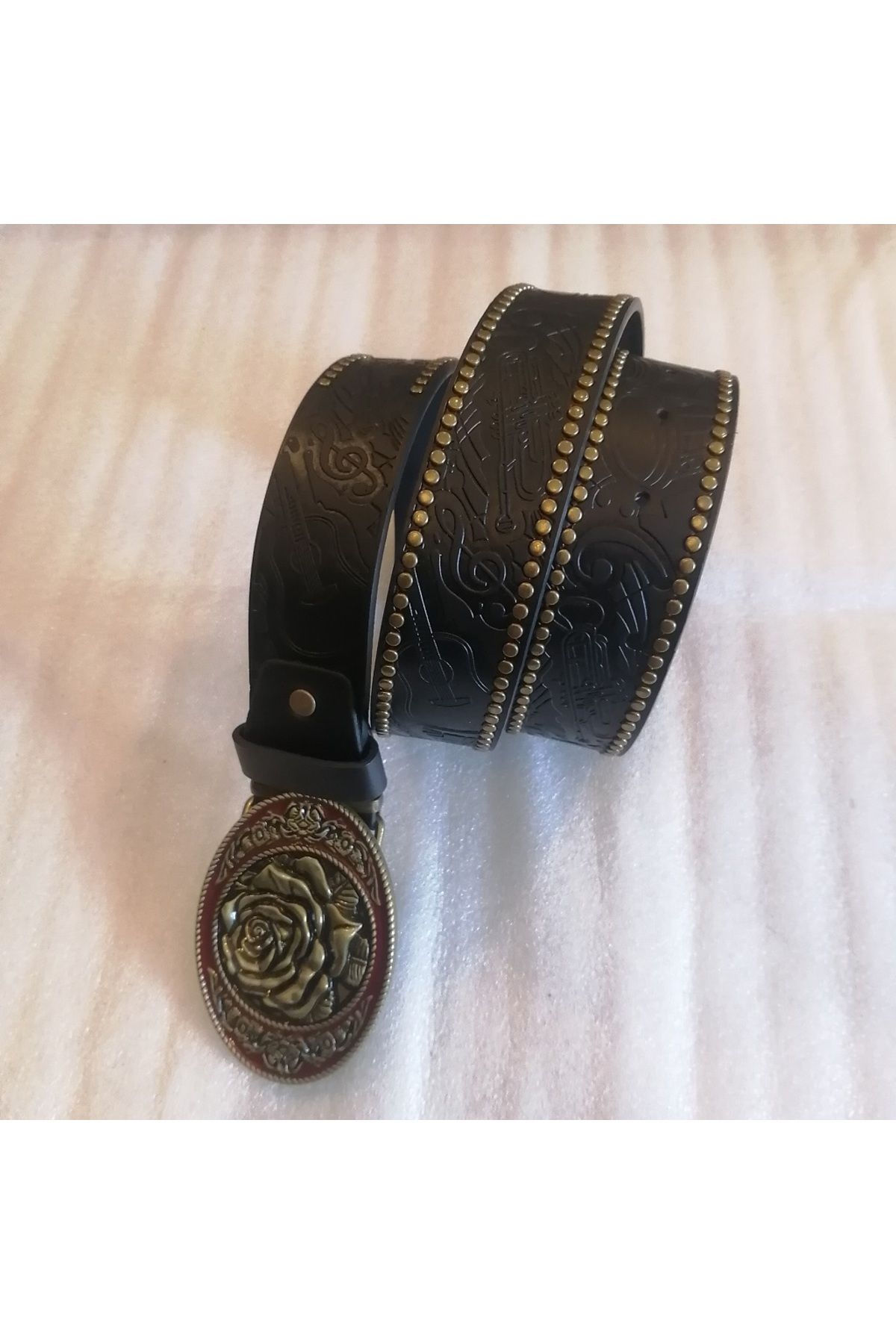 Butik Tülin Unisex otantik suni deri siyah müzik aleti baskı perçinli kahve emaye bronz gül kovboy tokalı kemer