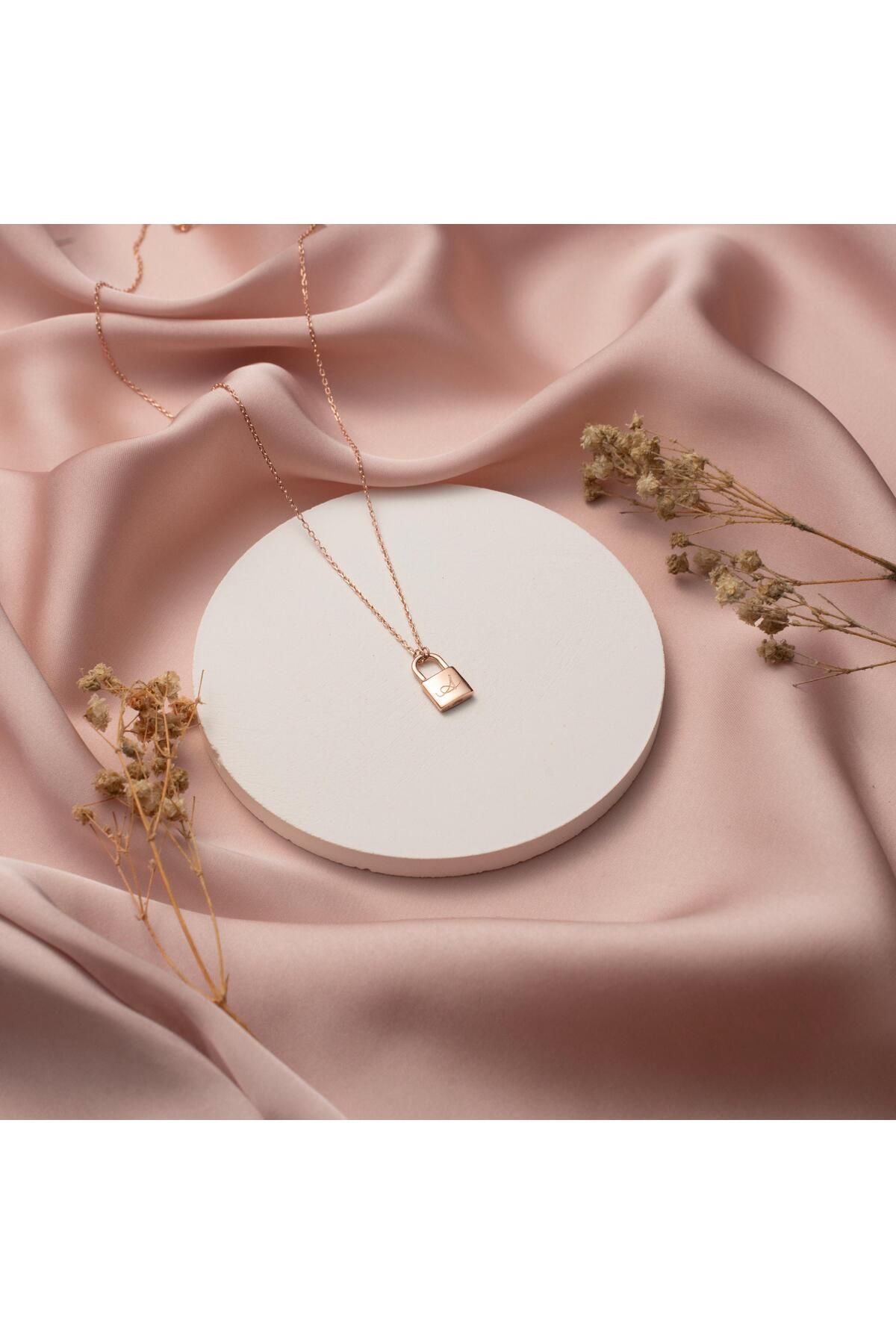 VESTA JEWELRY 925 Ayar Gümüş Kadın Kişileştirilebilir Harfli Kilit Altın Kaplamalı Zarif Kolye