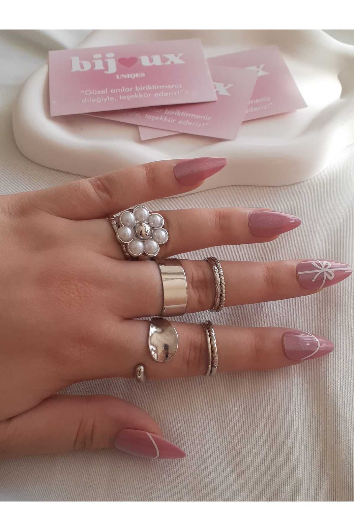 bijoux uniques 8li Papatya Çiçeği Figürlü Gümüş Bijuteri Yüzük Seti
