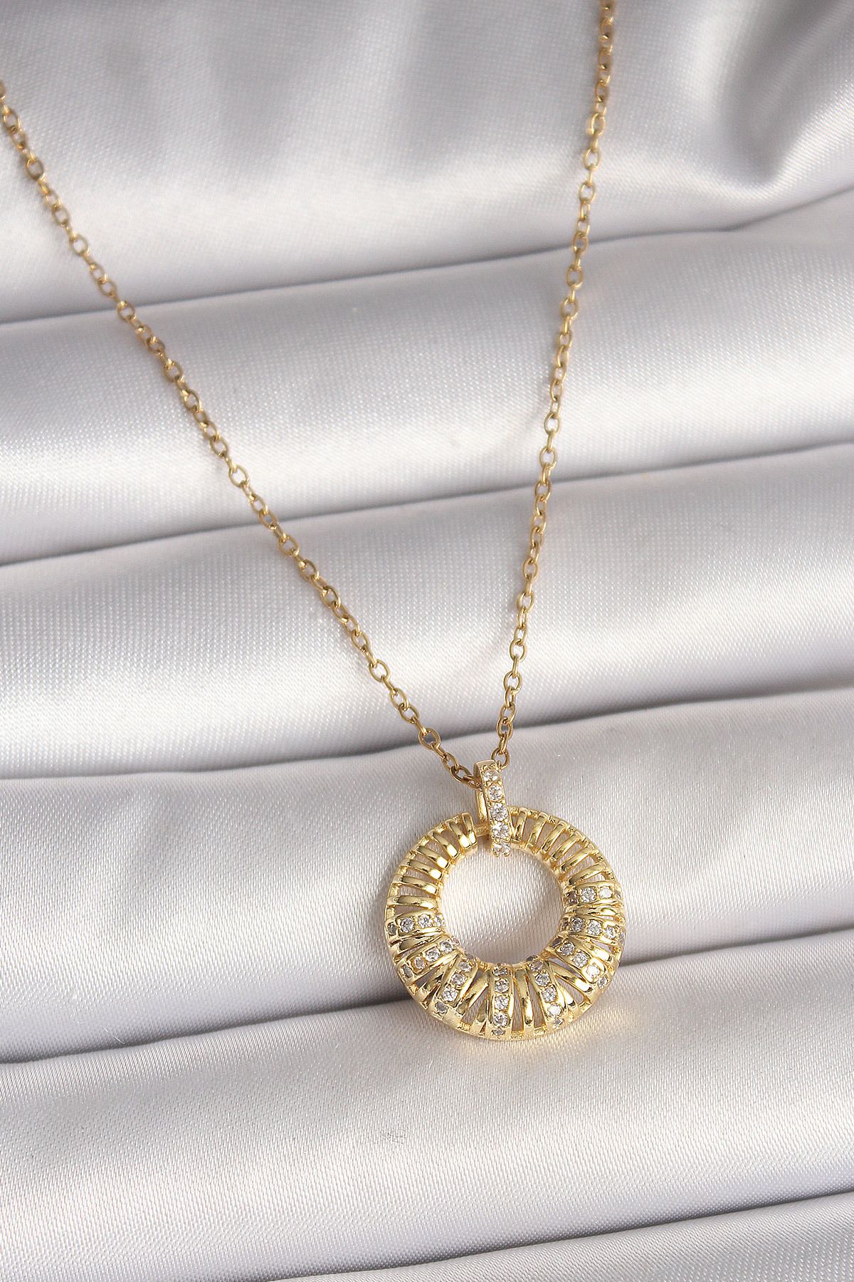 STYLE OF CARMEN 316L Çelik Gold Renk Zincir Zirkon Taş İşlemeli Daire Model Kadın Kolye