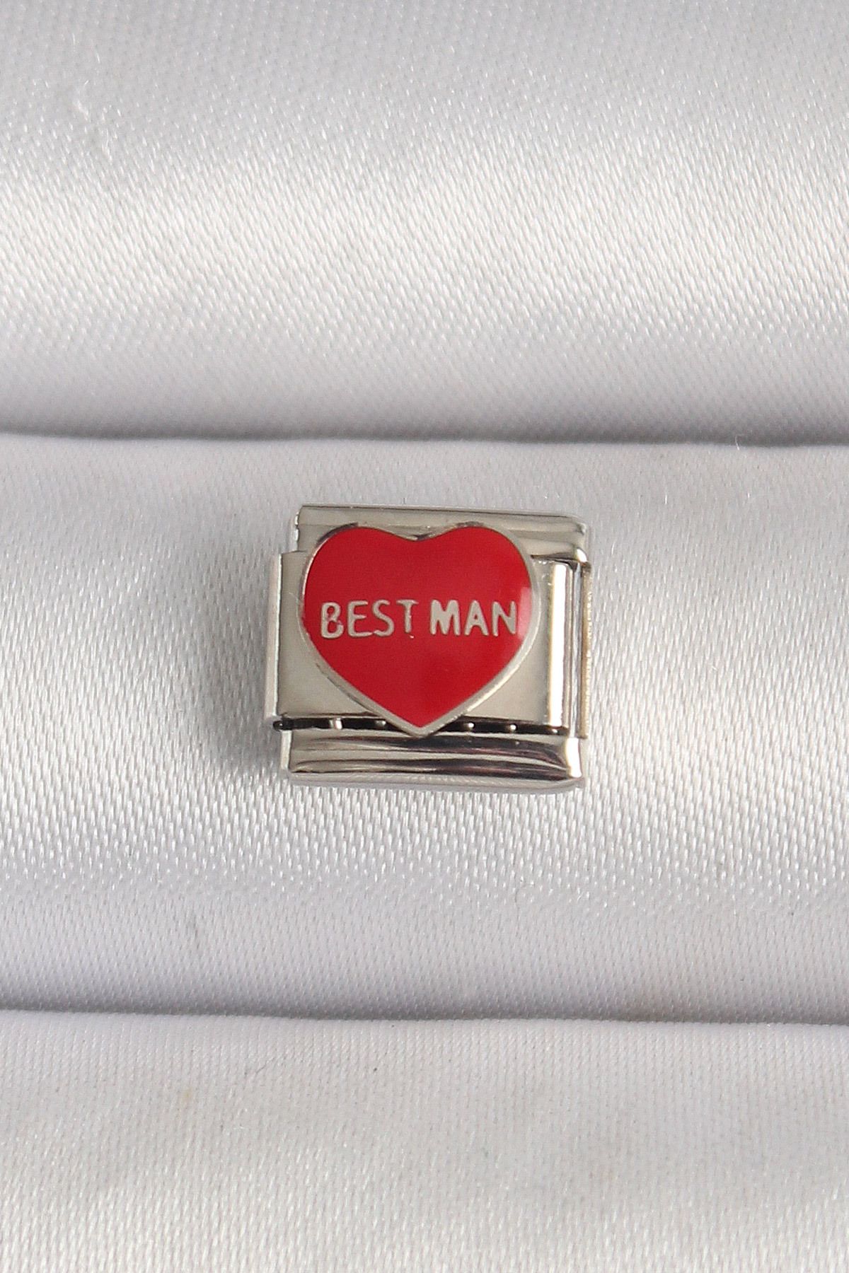 STYLE OF CARMEN 316L Çelik Gümüş Renk 'Best Man' Yazılı Kırmızı Kalp İşlemeli Nomination Charm