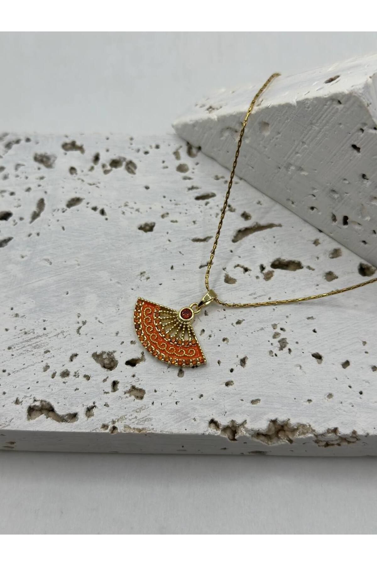 lysiaaccessory Çelik Zirkon Taşlı Turuncu Renk Yelpaze Model Kolye