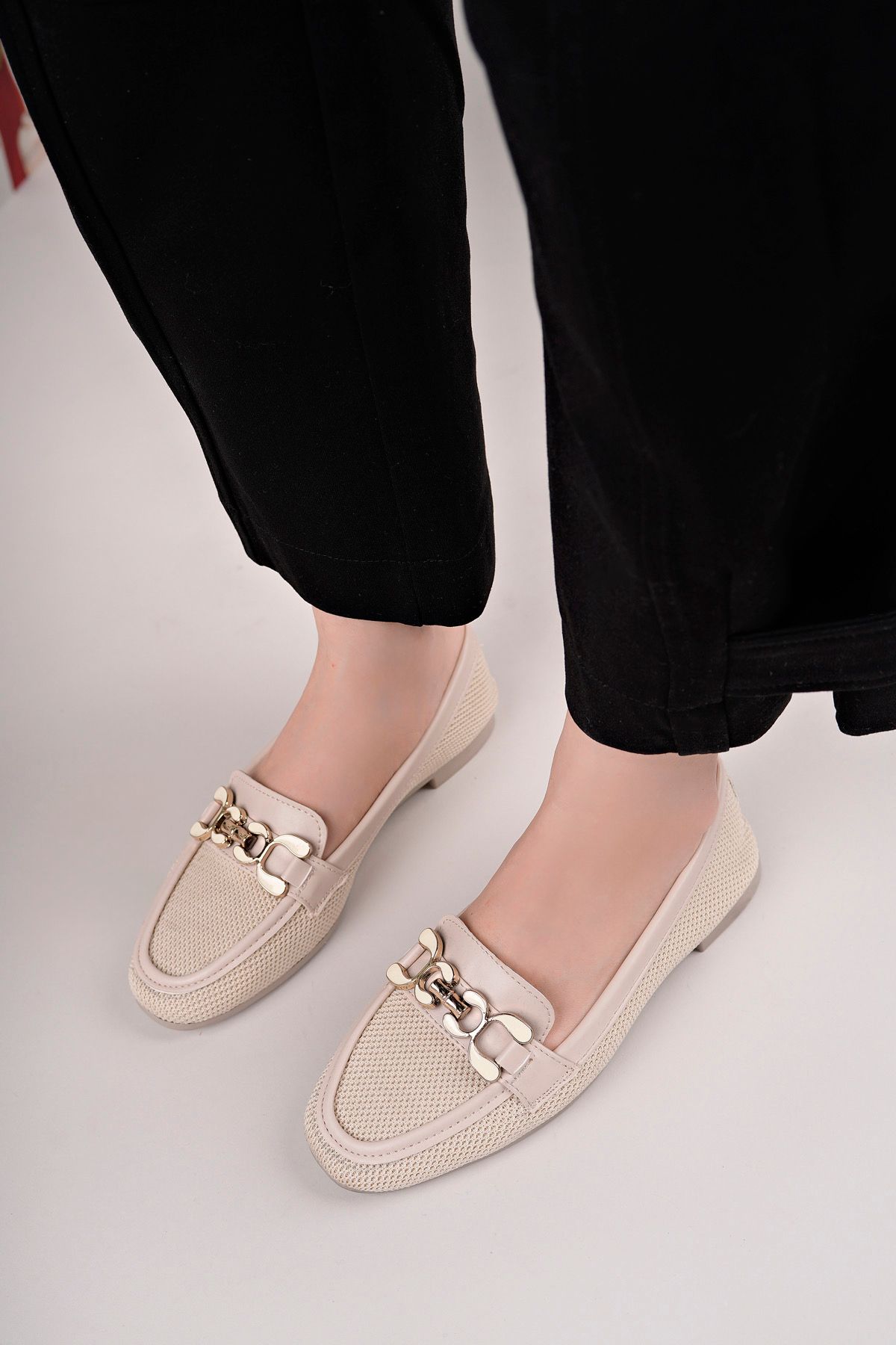 SİLVER MODA Yuvarlak Toka Baskılı Babet