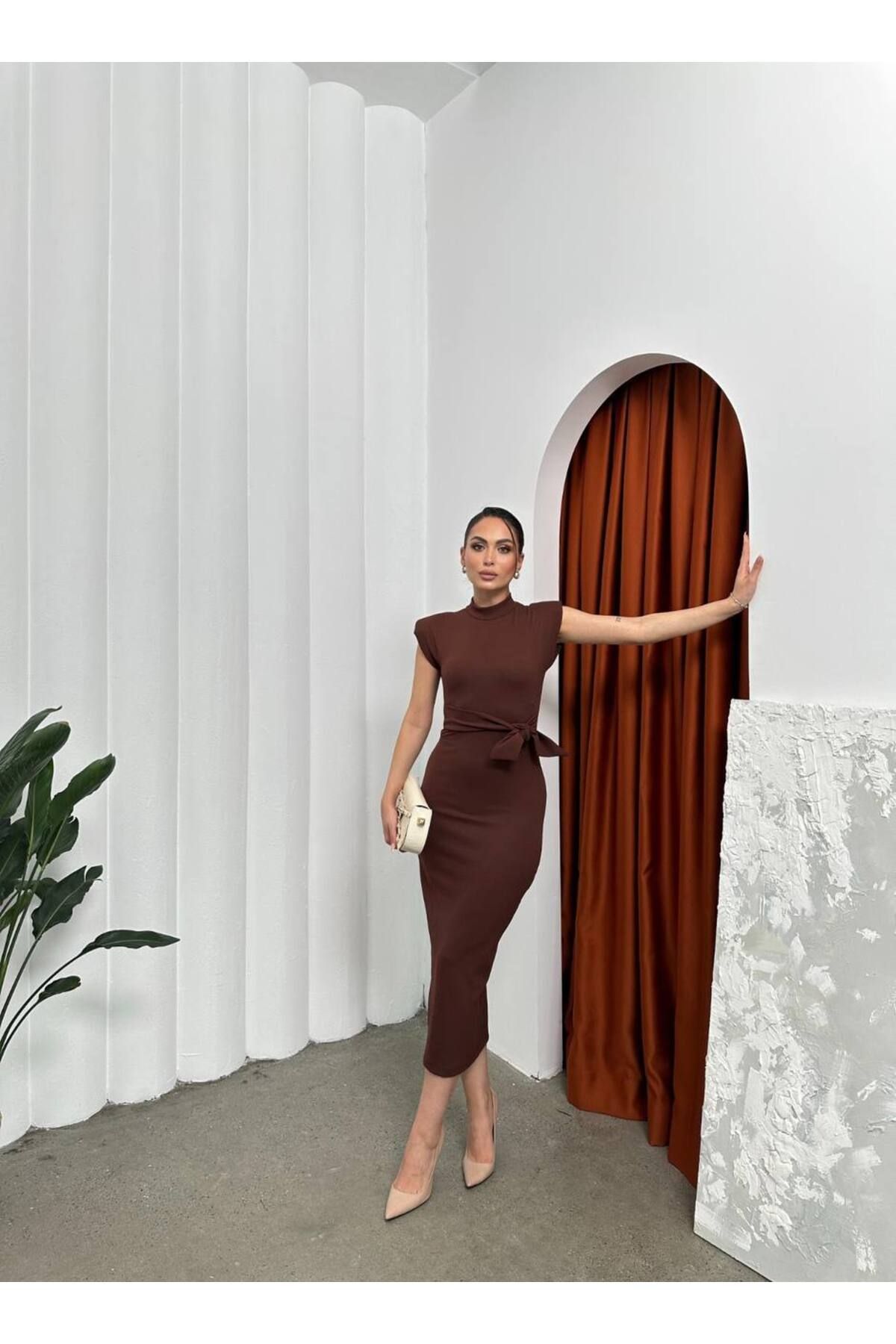 Melike Bakar Boutique Vatkalı Omuz Kuşak Bağlamalı Elbise
