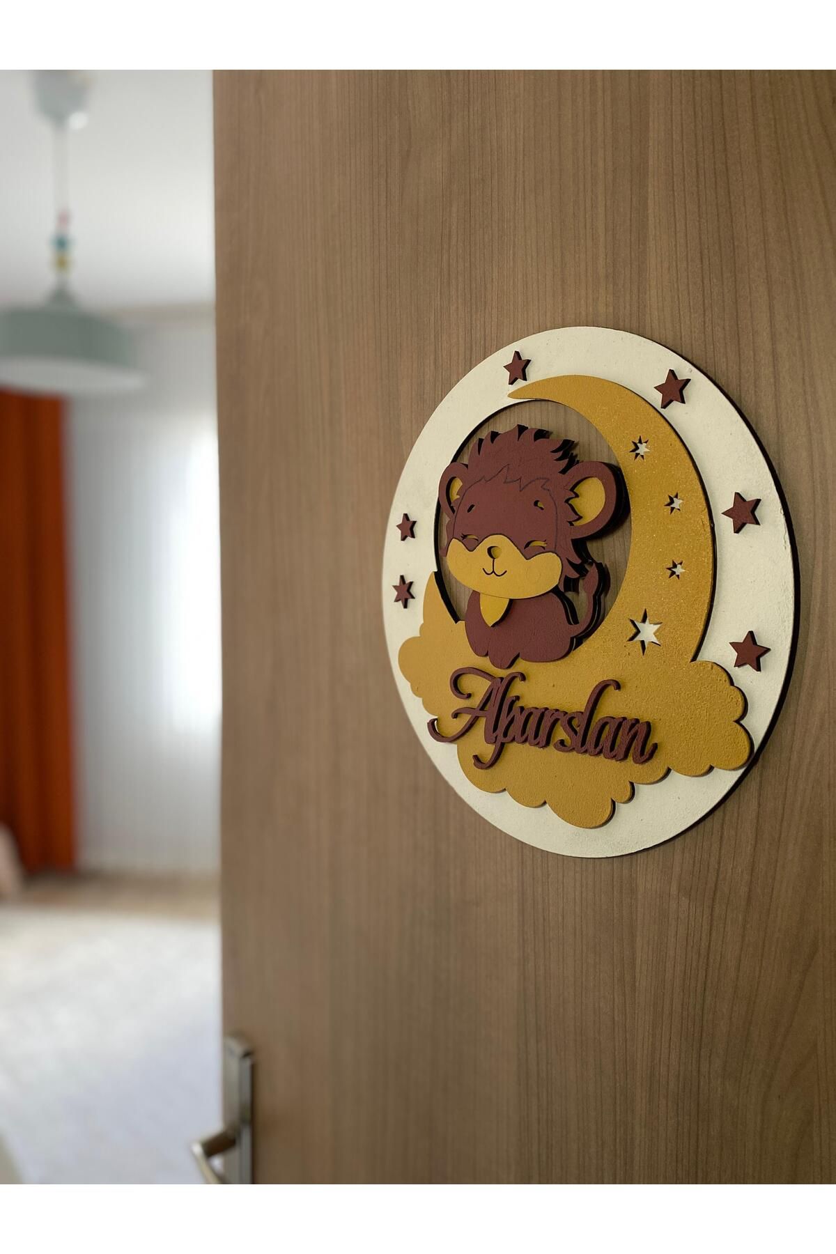 metora Kişiye Özel Aslan Temalı Katmanlı MDF Kapı Süsü – Çocuk Odası İsimlik