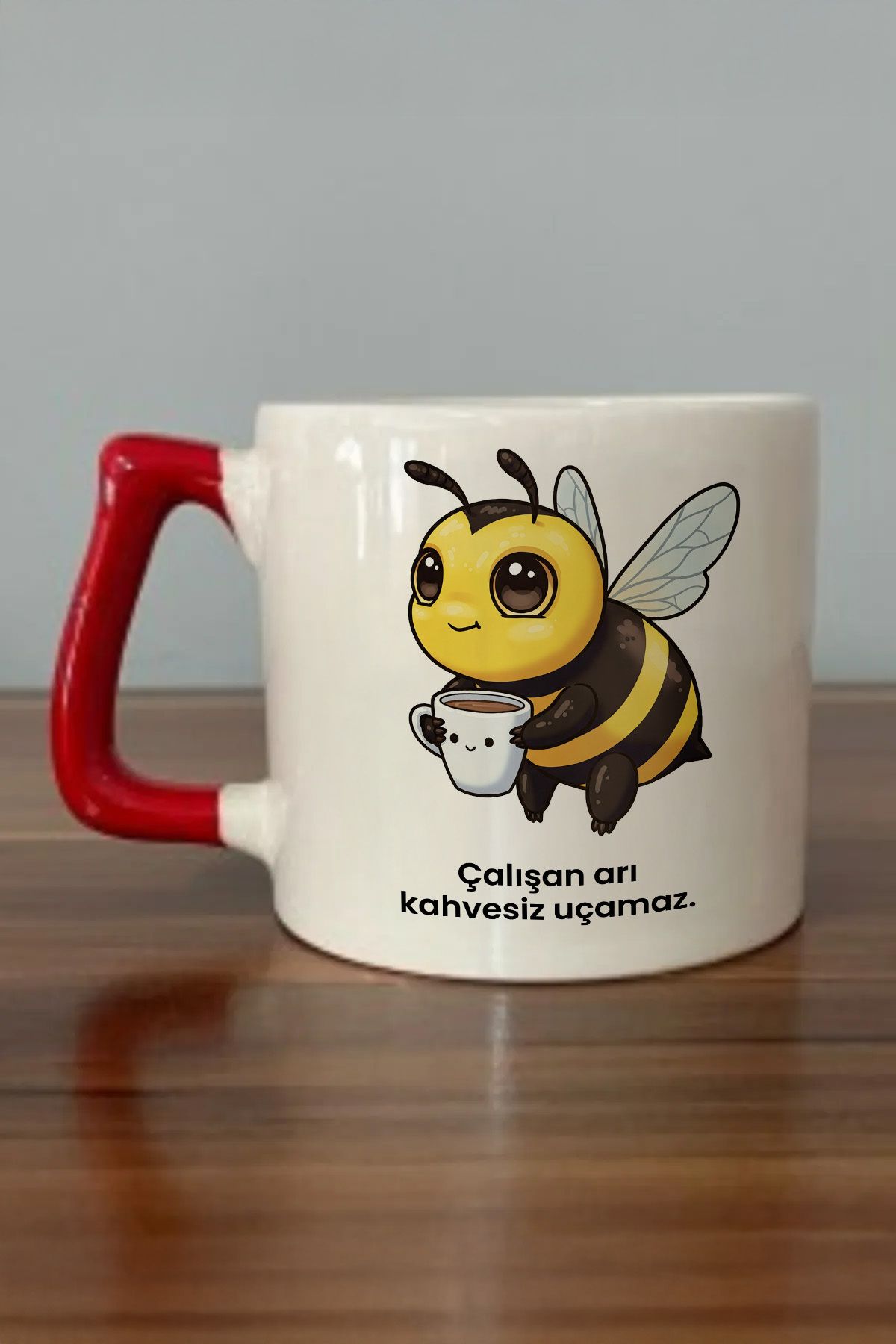 DozNest "Çalışan arı kahvesiz uçamaz." Yazılı Kırmızı Kulplu Kupa Bardak - Hediyelik Kahve Bardağı DZA92