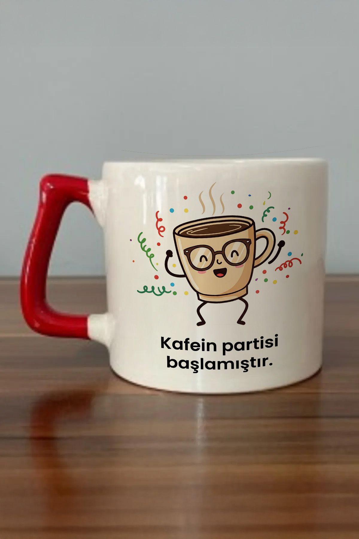 DozNest "Kafein partisi başlamıştır." Yazılı Kırmızı Kulplu Kupa Bardak - Hediyelik Kahve Bardağı DZA93