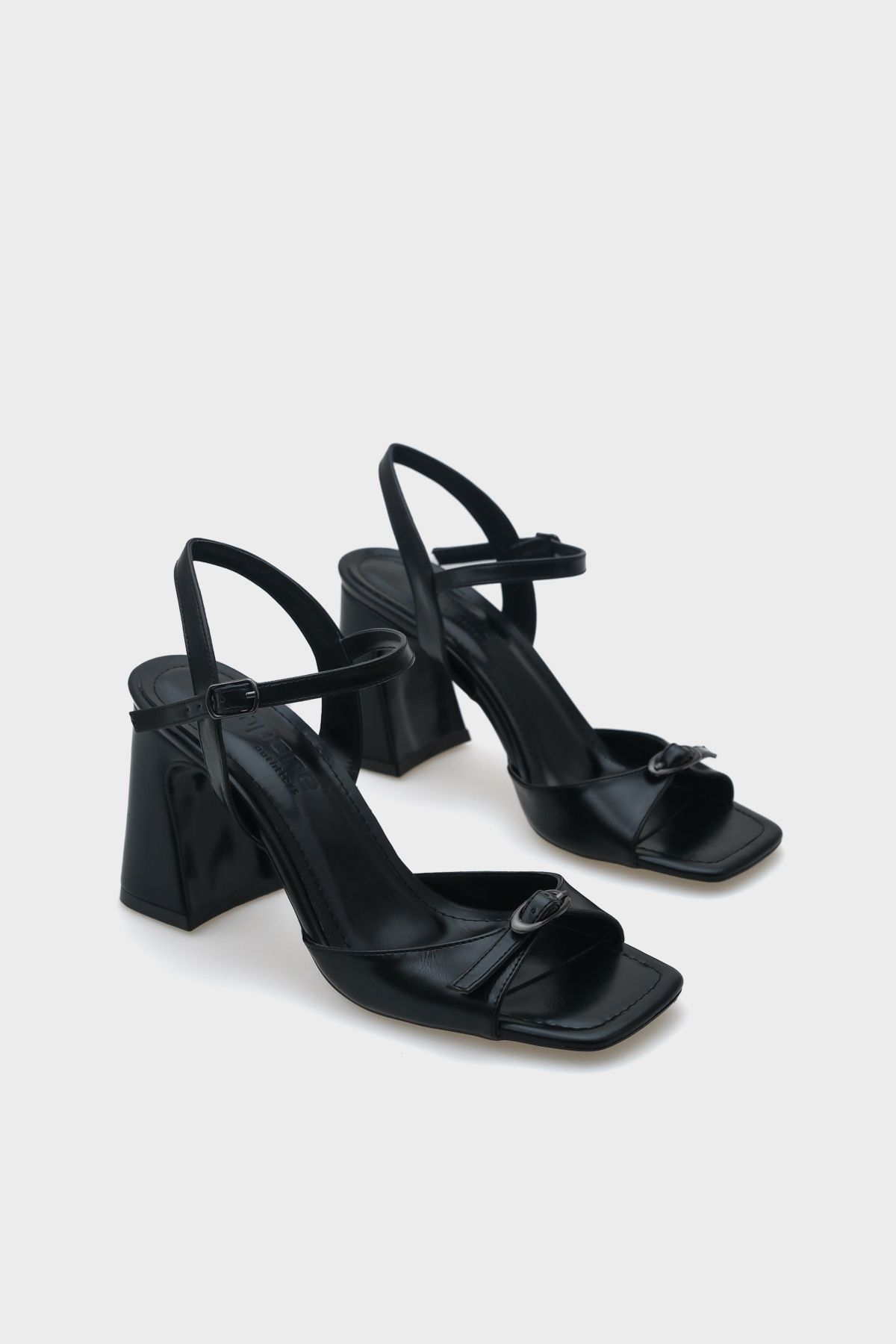 Capone Outfitters Tonya Orta Topuklu Tokalı Kadın Sandalet