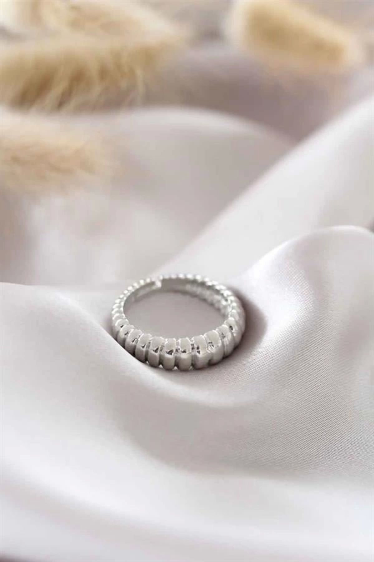 FASHIONLINE Gümüş Renk Ayarlamalı Burgu Kadın Yüzük