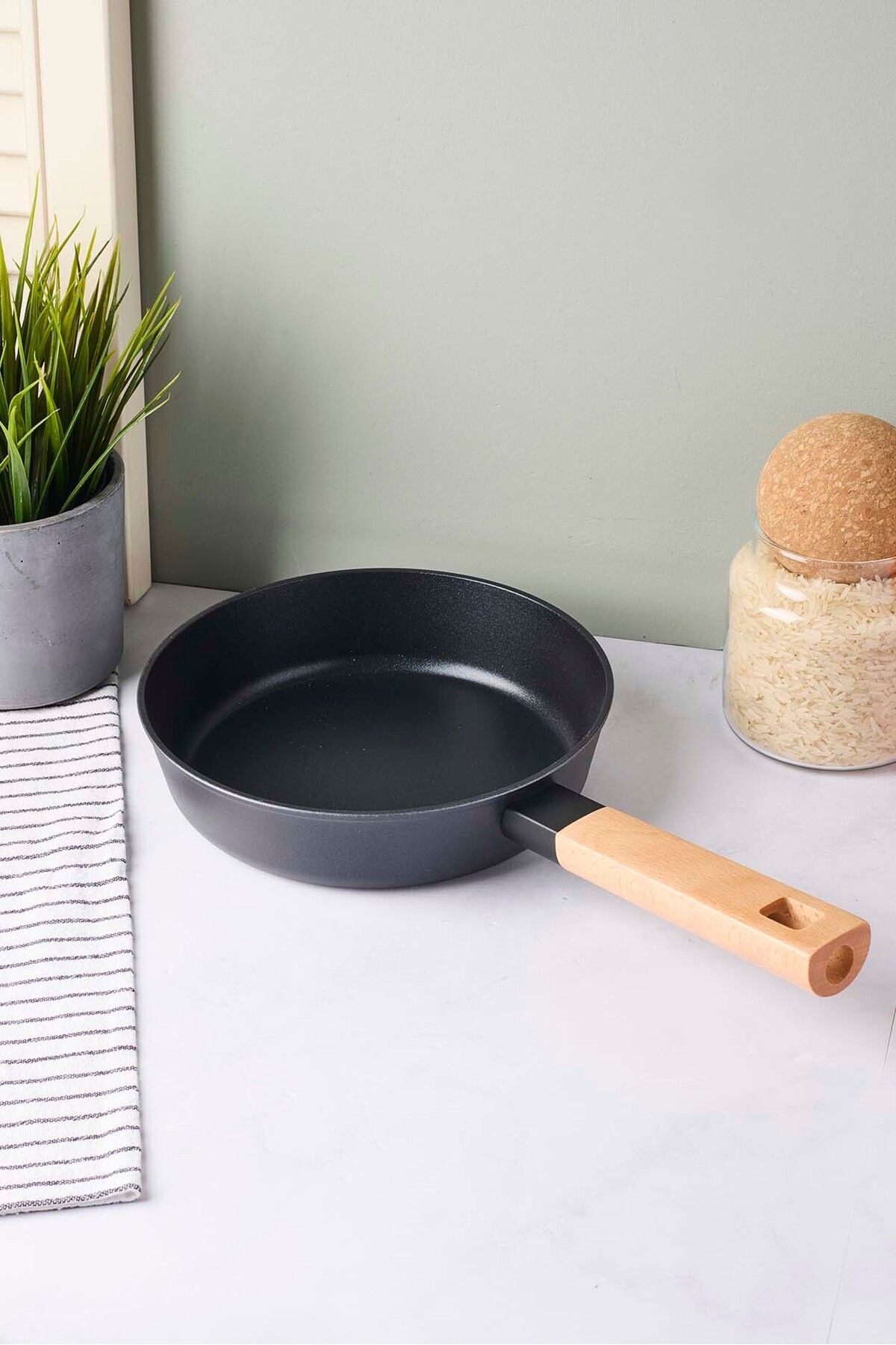 Perotti Cookwood Black Indüksiyon Tabanlı Ahşap Saplı Seramik Tava 20 Cm