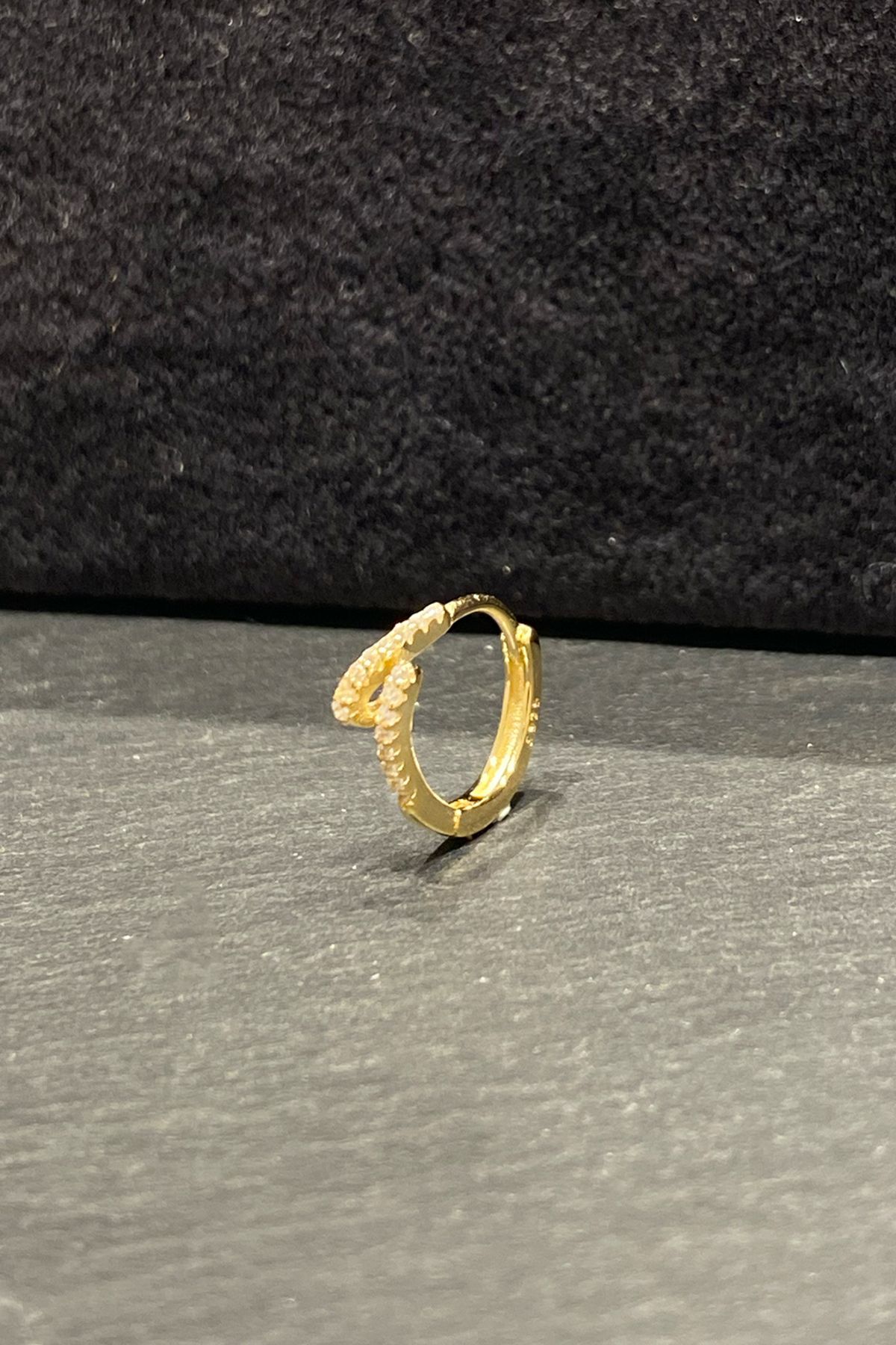 La femme by begum Yarım Tur Beyaz Taşlı Kıvrık Gold Gümüş Halka Piercing,helix,tragus, Kıkırdak Küpesi