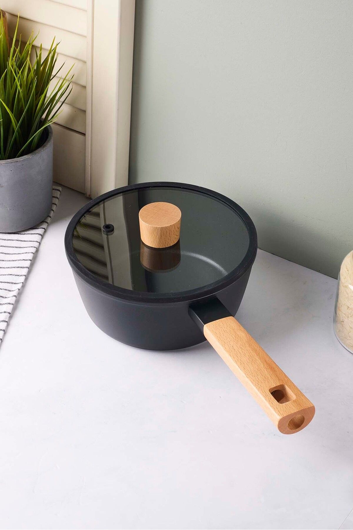 Perotti CookWood Black İndüksiyon Tabanlı Ahşap Saplı Kapaklı Seramik Tencere 18 cm
