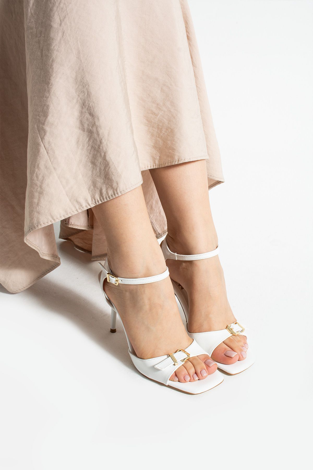 Güllü Shoes Bilekten Bağlamalı Tokalı Beyaz Vegan Rahat Topuklu Kadın Ayakkabı 9cm İnce Topuk |Şık & Konforlu