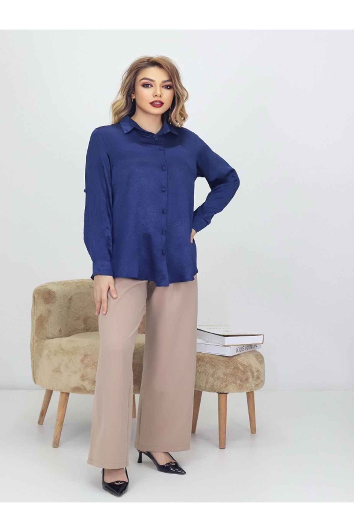 MODA KRAŞLI SATEN KUMAŞ KOL KATLAMALI YAN YIRTMAÇLI GÖMLEK