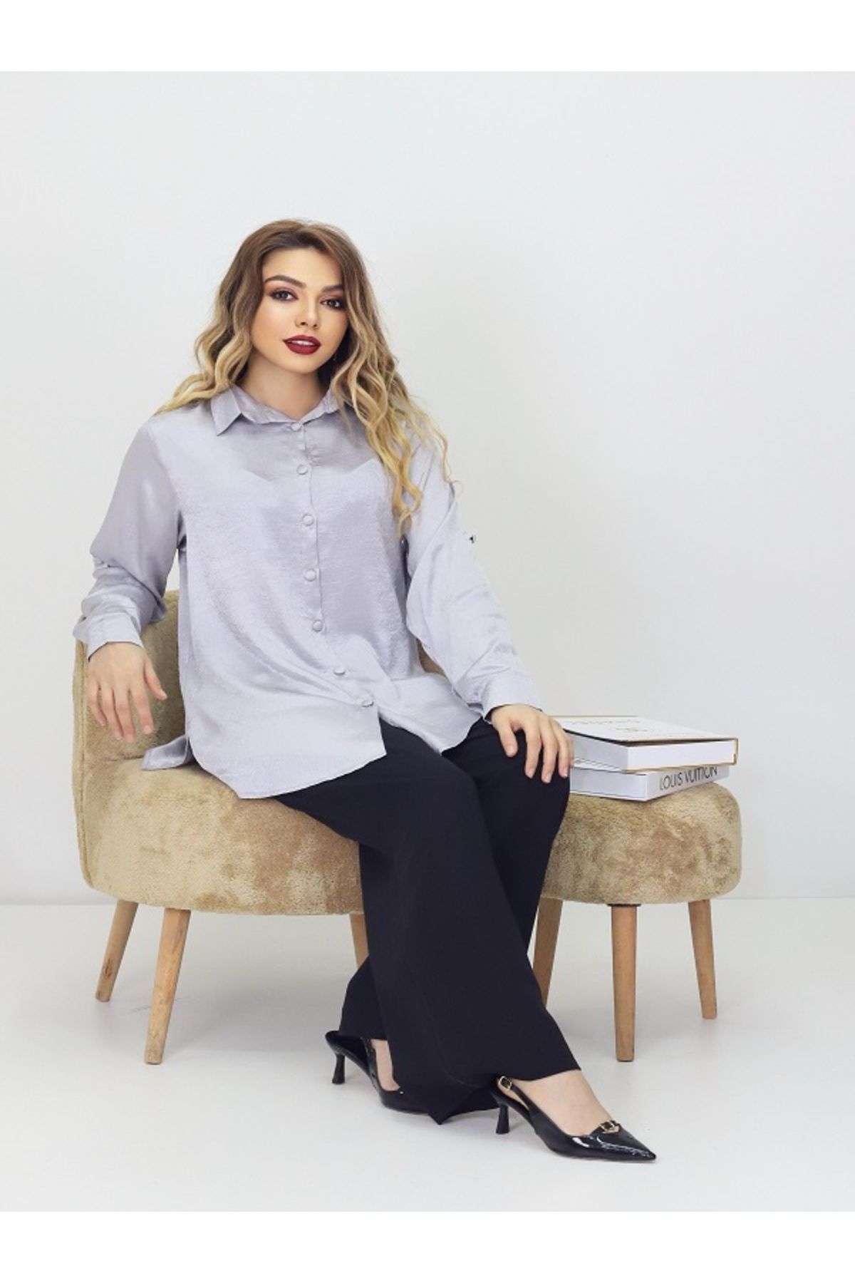 MODA KRAŞLI SATEN KUMAŞ KOL KATLAMALI YAN YIRTMAÇLI GÖMLEK