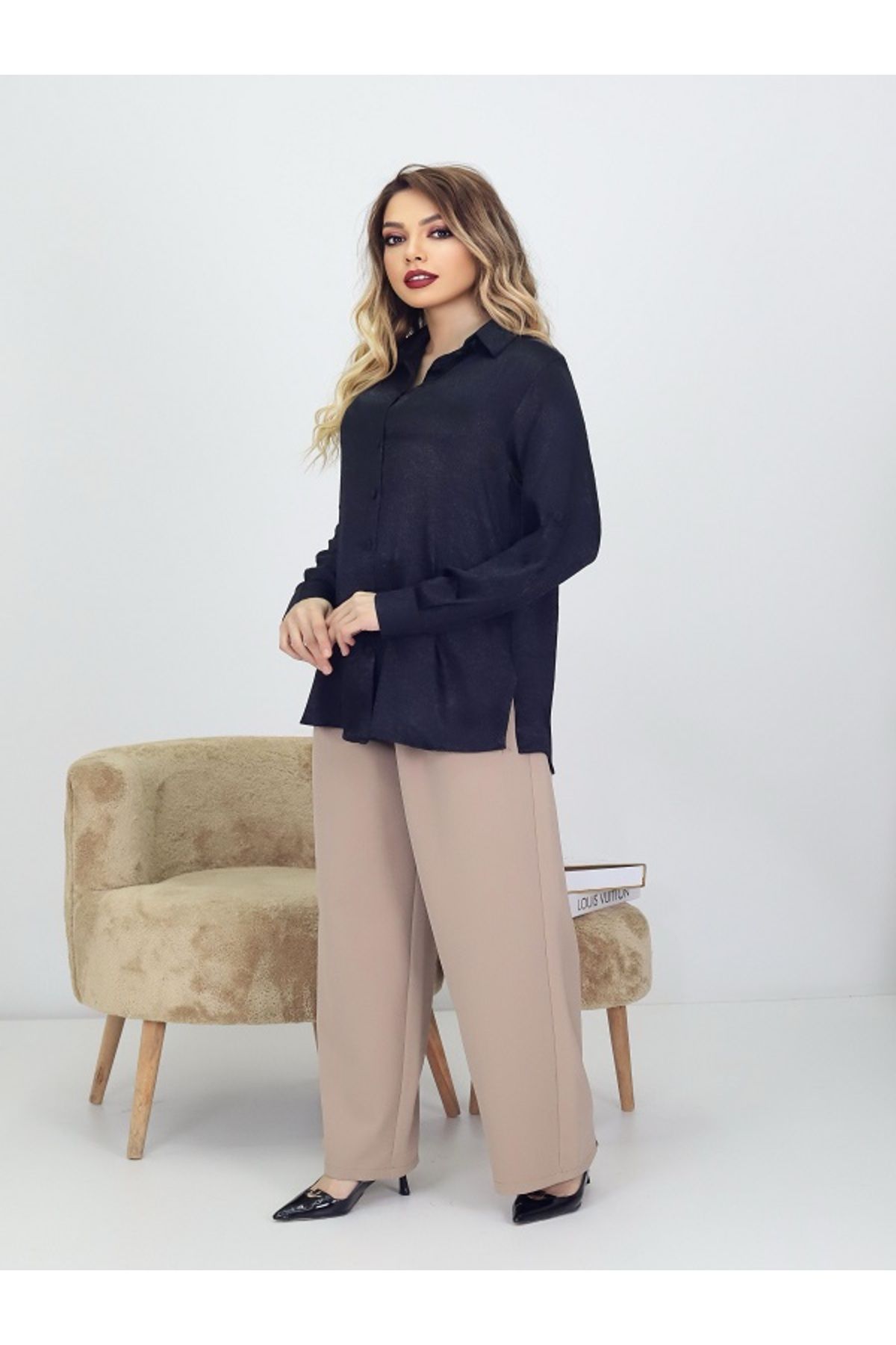 MODA KRAŞLI SATEN KUMAŞ KOL KATLAMALI YAN YIRTMAÇLI GÖMLEK