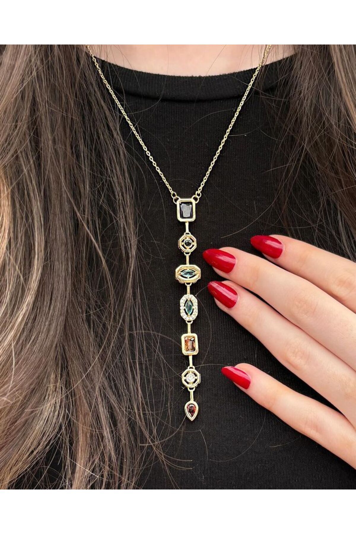 Ervalina Moda Y Kolye: Ervalina'dan, altın renkli çelik ve zirkon taşlarla.