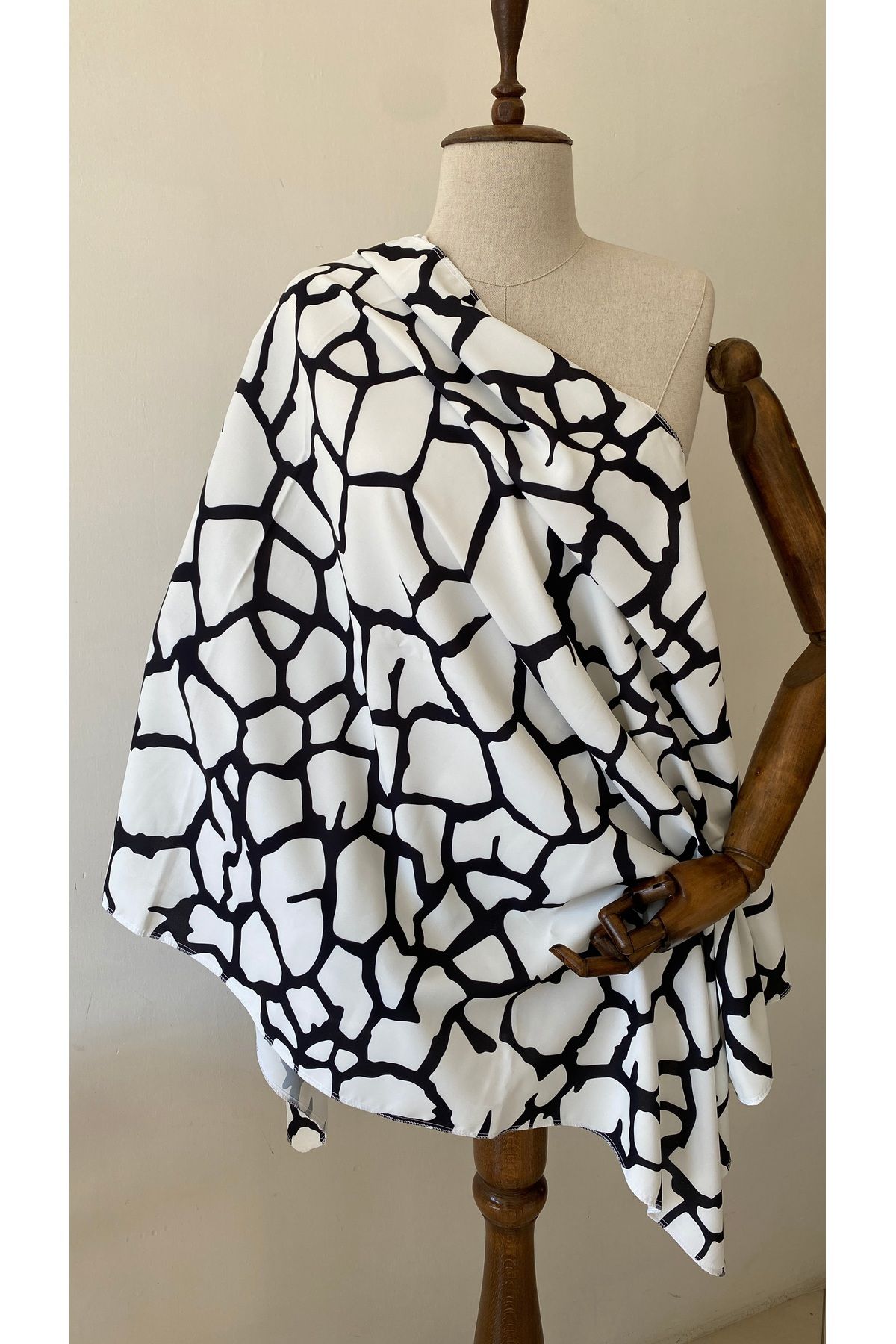 Glowear Atelier Siyah Beyaz Desenli İç Göstermeyen Pareo