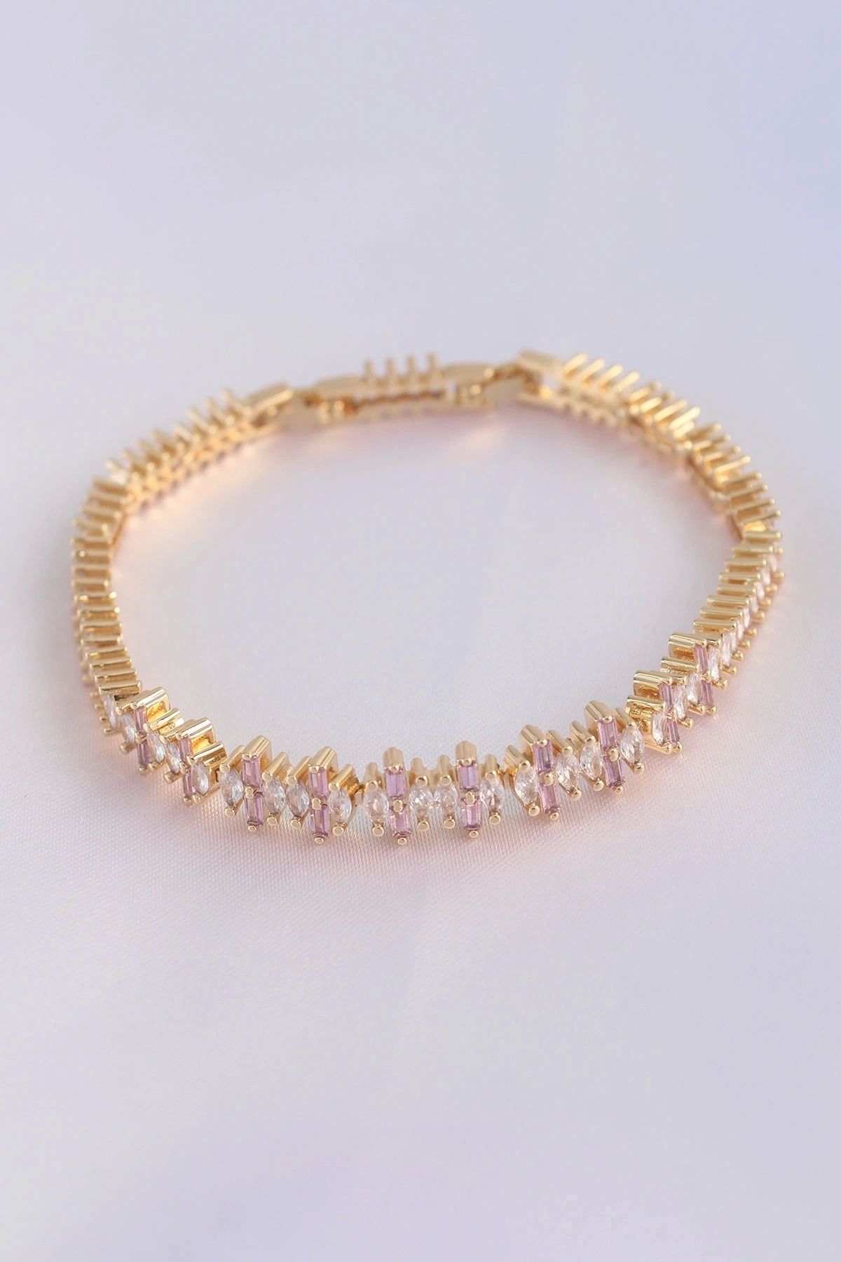 STOREMAX Vip Seri Pirinç Pembe Zirkon Taşlı Gold Renk Baget Model Bileklik