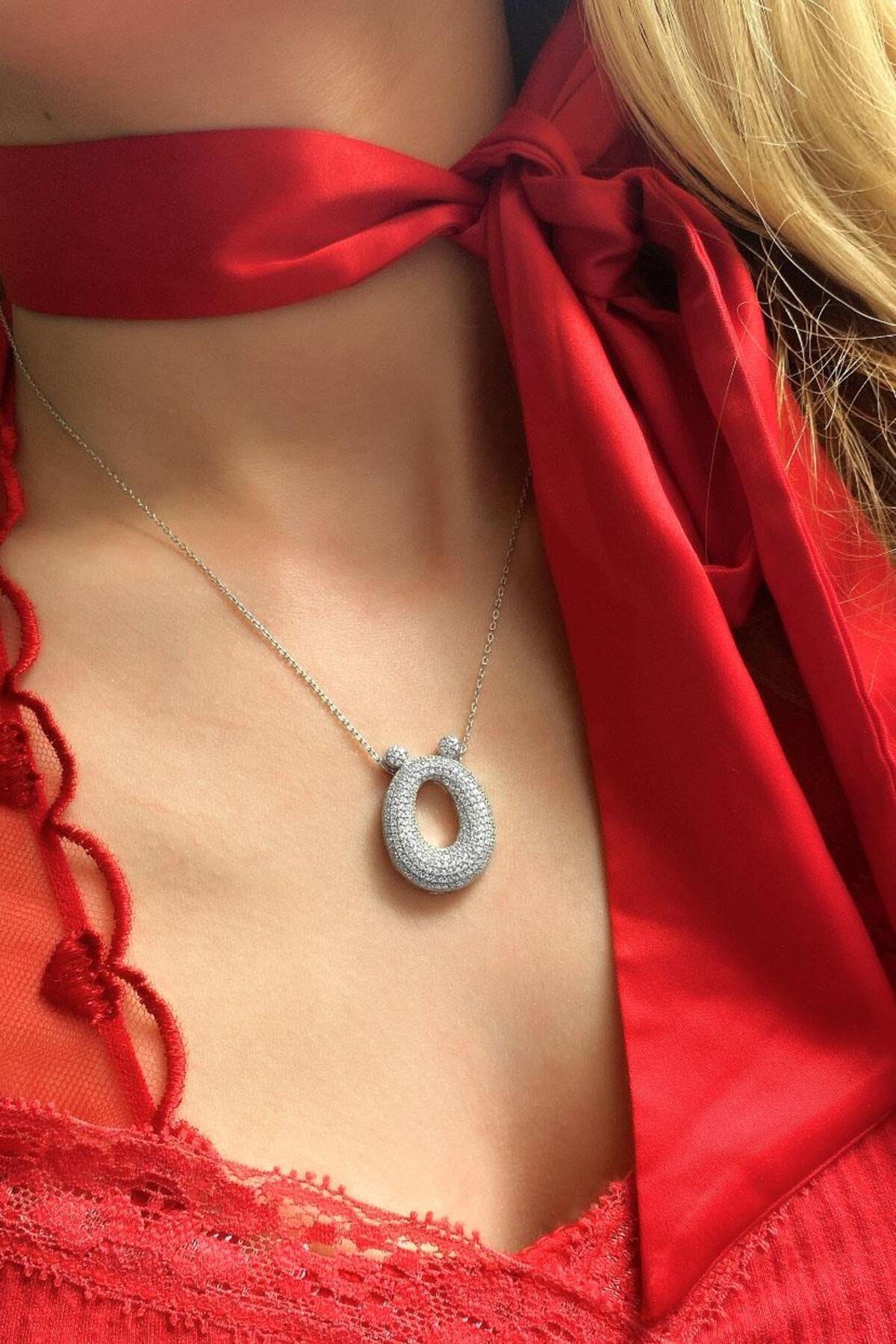 Spossy Silver Jewelry Ö Harfi Bombeli Harf Kolye
