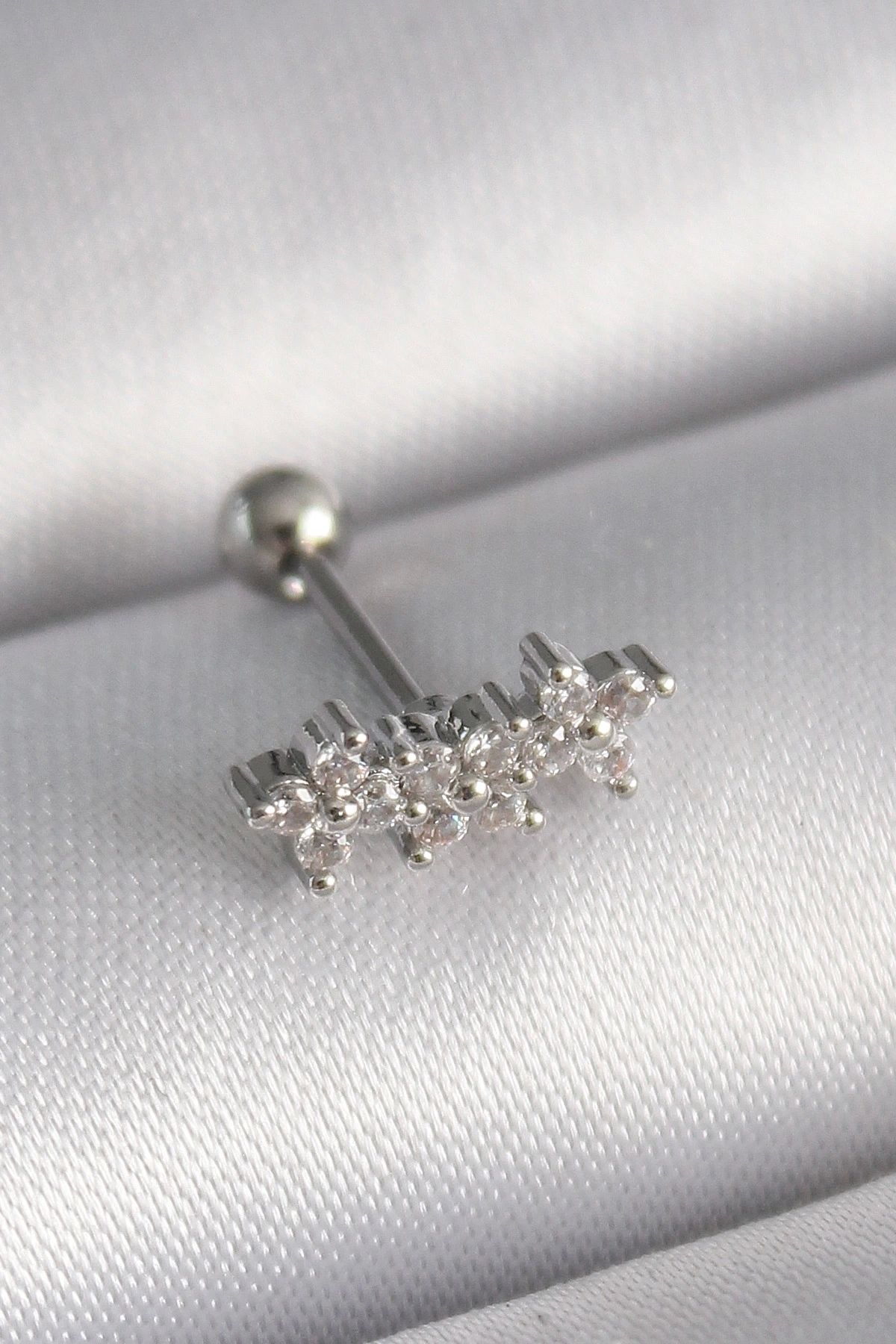 STOREMAX 316L Çelik Gümüş Renk Zirkon Taşlı Yonca Tragus Piercing