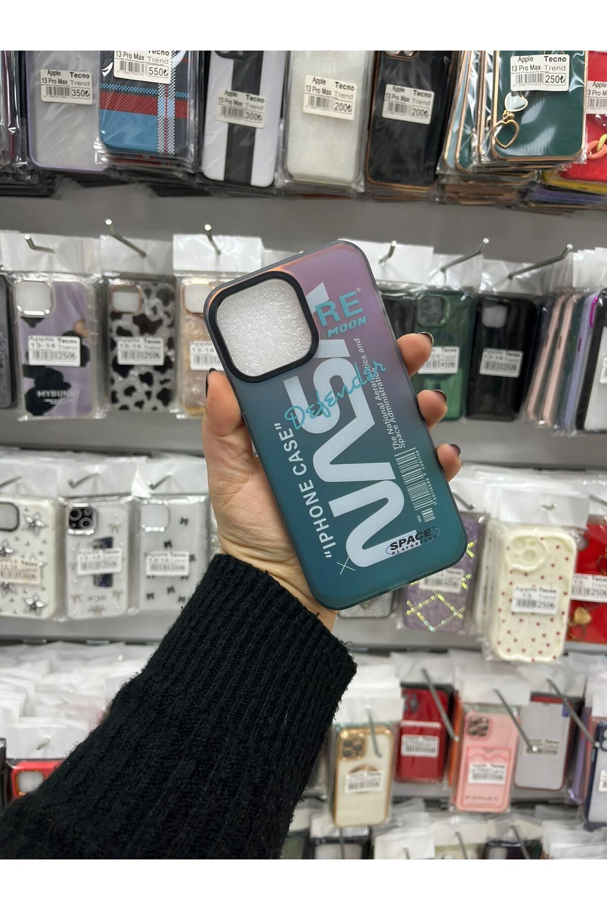 TECNOTREND Apple iPhone 14 Pro Max Parlayan Kabartmalı İkonik Figürlü Amas Silikon Kapak
