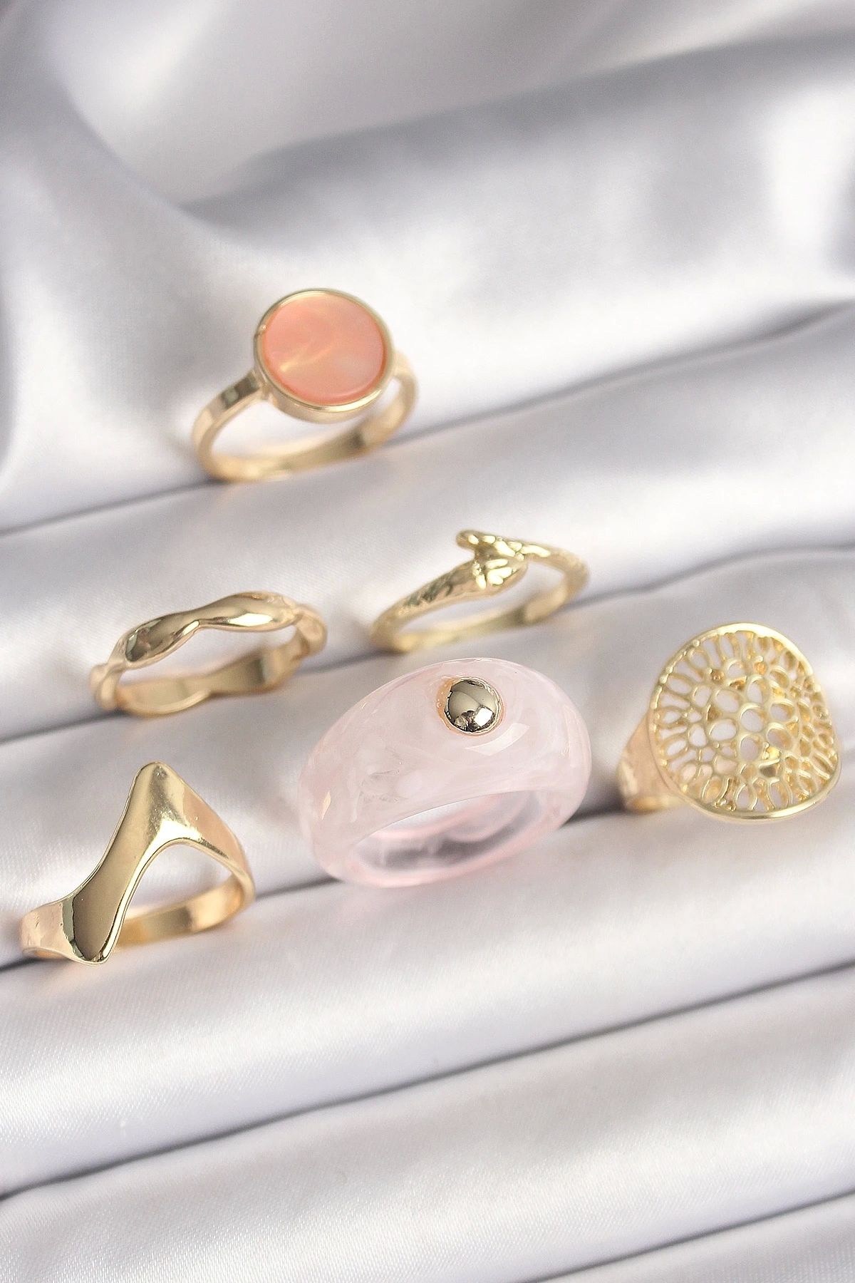 STOREMAX Pirinç Gold Renk Pembe Plastik Yüzük Model Daire Pembe Mine Yılan Detay 6'Lı Kadın Yüzük Seti