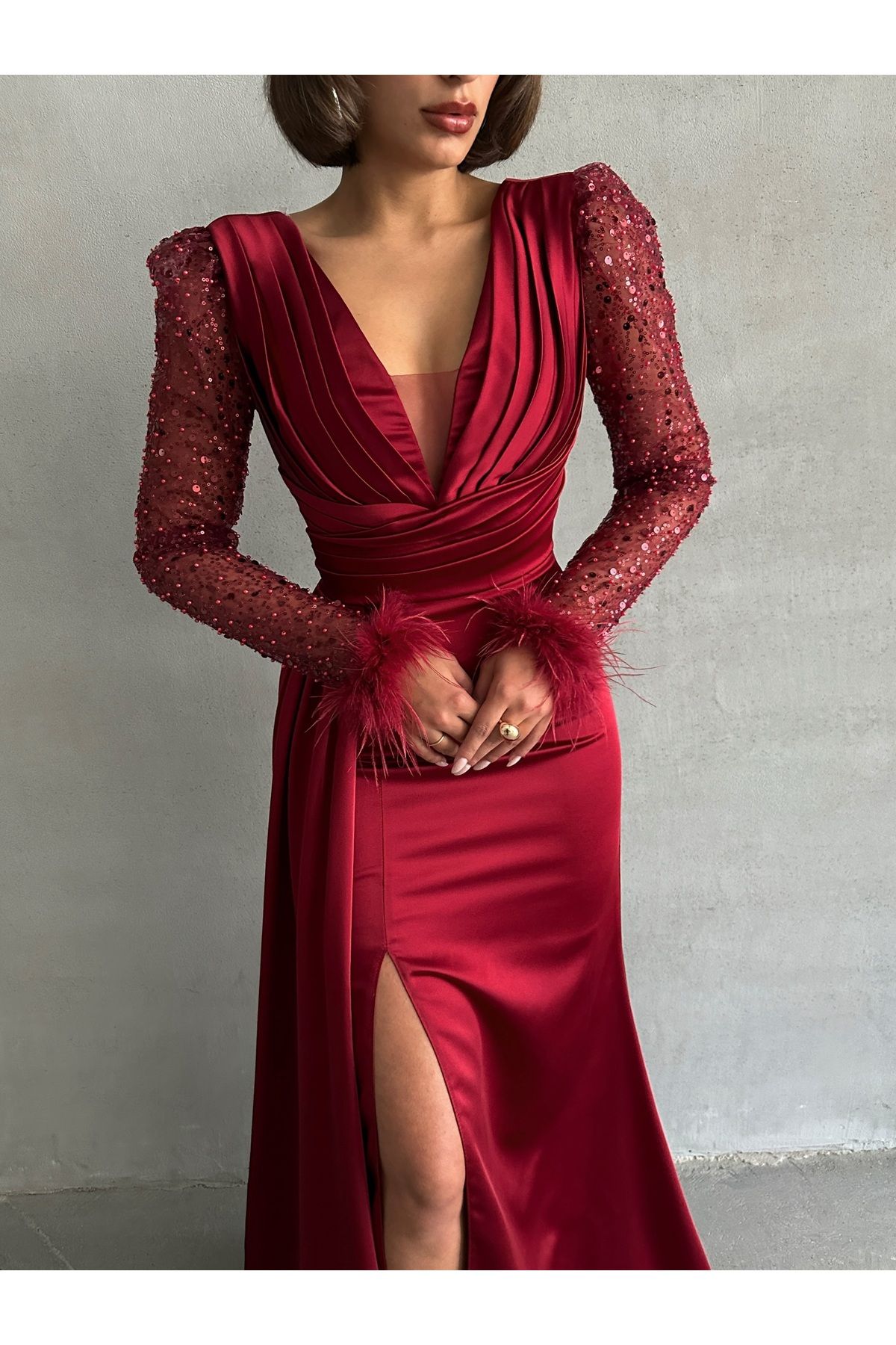 Housebutik Dar Kalıp Kollar Taşlı Tüy Detay Yırtmaçlı Saten Abiye