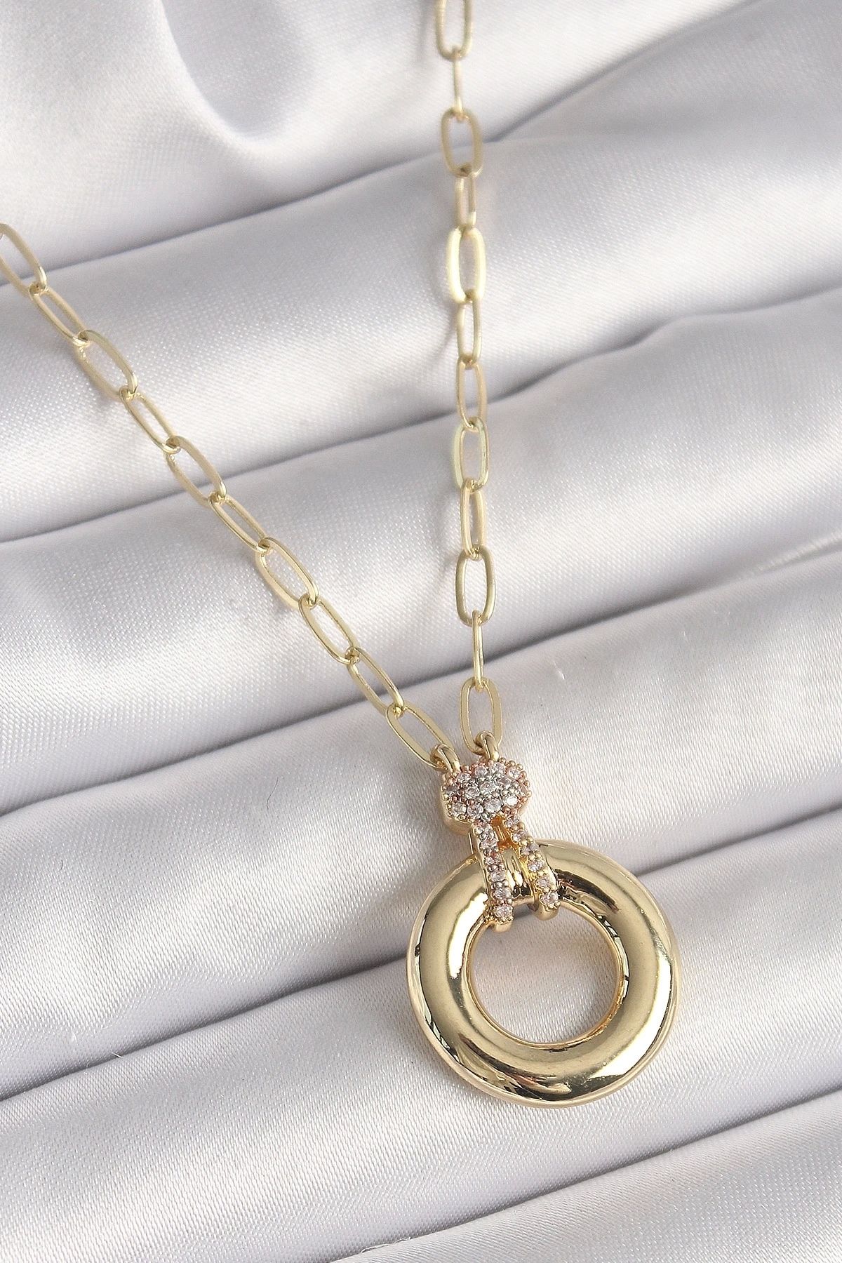 STOREMAX Pirinç Gold Renk Zirkon Taş Detaylı Madalyon Model Kadın Kolye
