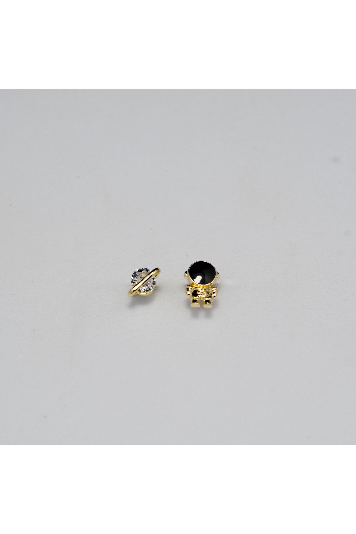 Piercing by Sever KOMBİN GEZEGEN VE ASTRONOT ÇELİK PIERCING… ALTIN RENKLİ, ŞEFFAF TAŞLI (TARGUS HELIX CONCH FLAT)