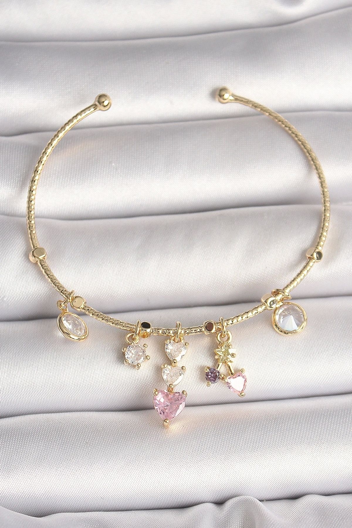 STOREMAX Pirinç Gold Renk Sallantı Zirkon Taşlı Kalp Figür Pembe Kalp Detay Charm Kadın Bileklik