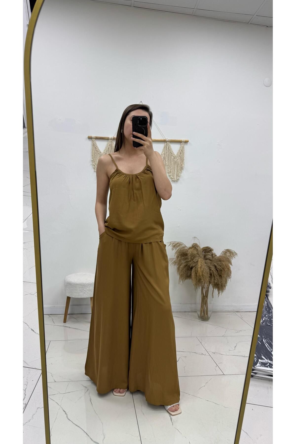 VOGUEMET ✅ Alt Üst Takım – Cepli Bol Paça Pantolon, İp Askılı Büzgülü Bluz, Konforlu Tasarım