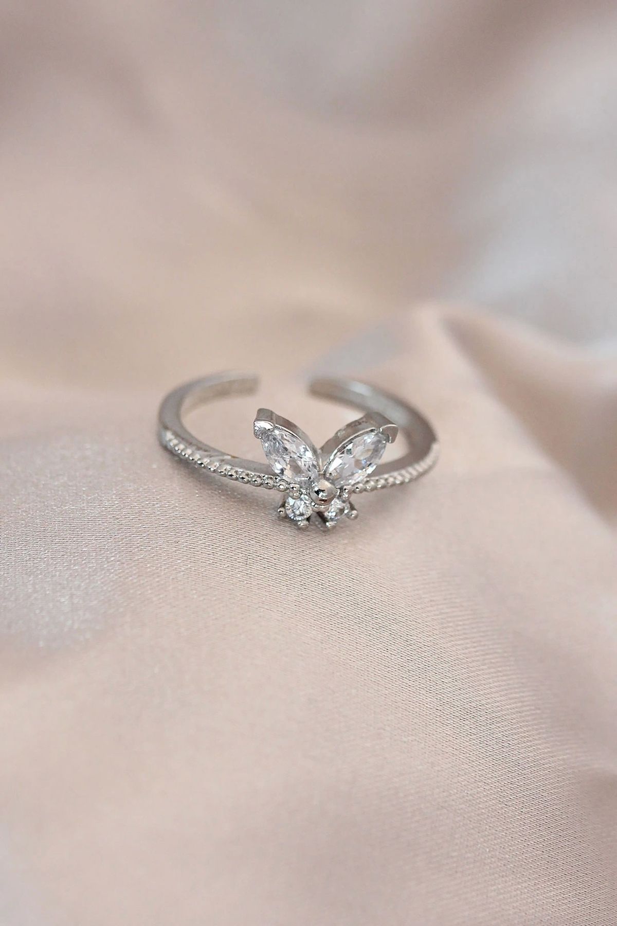 Clariss Ayarlamalı Gümüş Renk Metal Zirkon Taş ve Kristal Taşlı Kelebek Model Yüzük