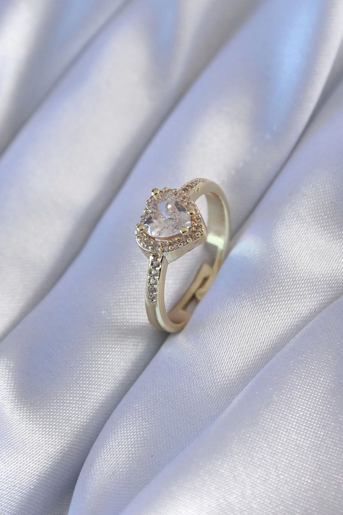 Clariss Gold Renk Zirkon Taşlı Kalp Model Pirinç Charm Kadın Yüzük