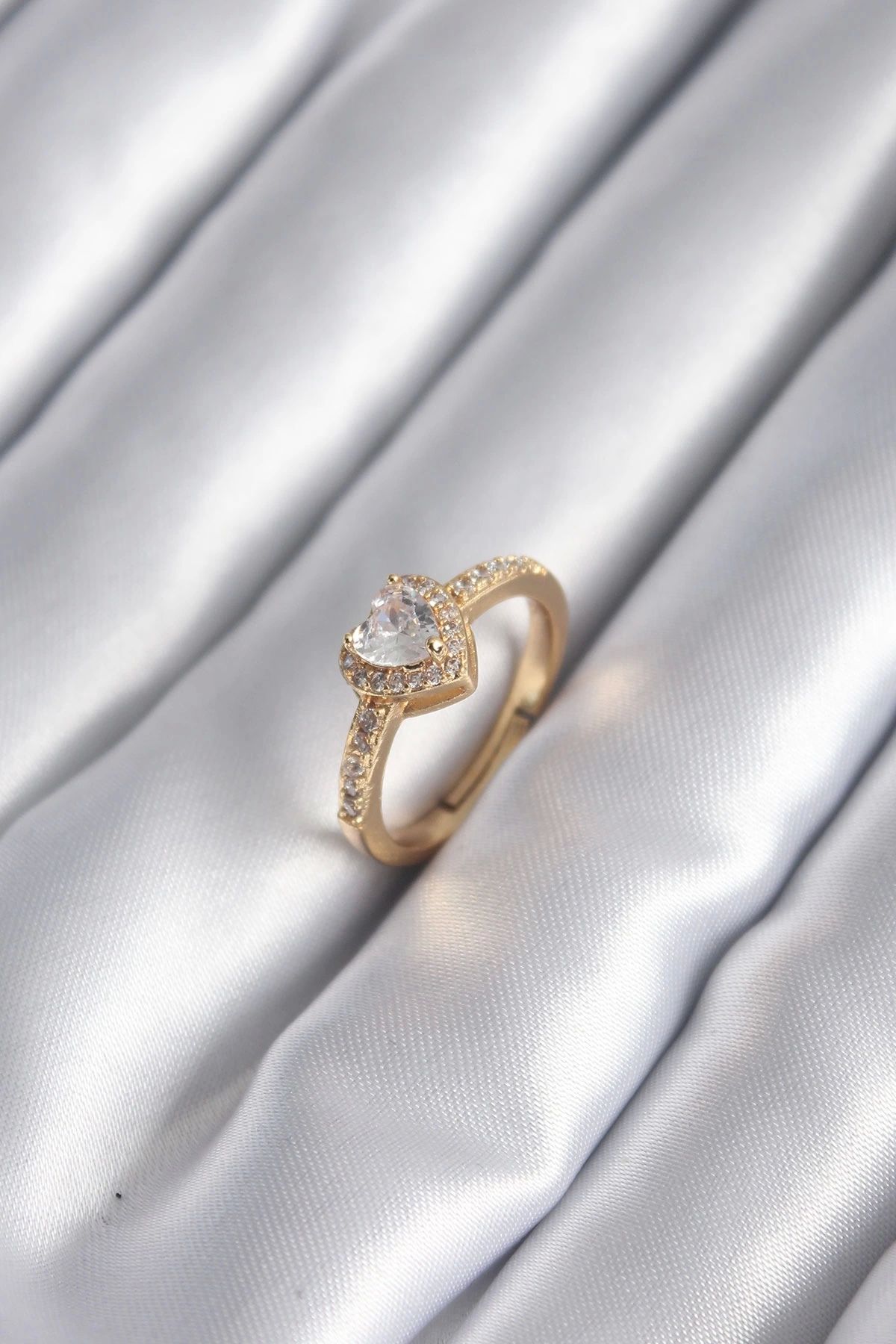 Clariss Pirinç Gold Renk Zirkon Taşlı Kalp Charm Model Kadın Yüzük
