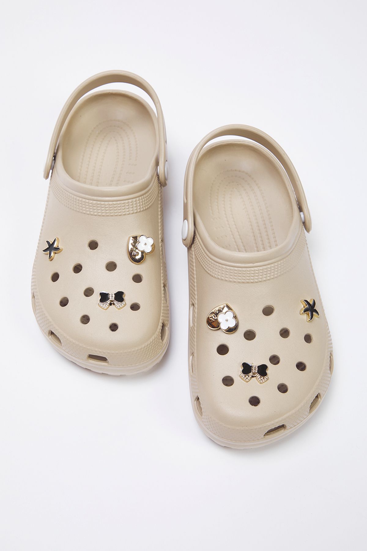 TRENDYOL SHOES Bézs arany csatos kiegészítő részletes könnyű talp női Eva zárt elülső szandál papucs TAKSS25SD00033