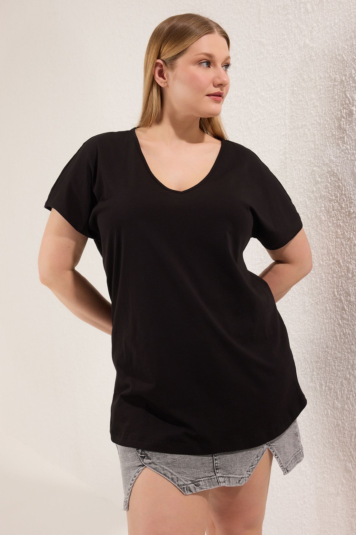 Trendyol Curve-Black V-Neck Long Length Large Size T-Shirt Tbbss25Bf00073 2