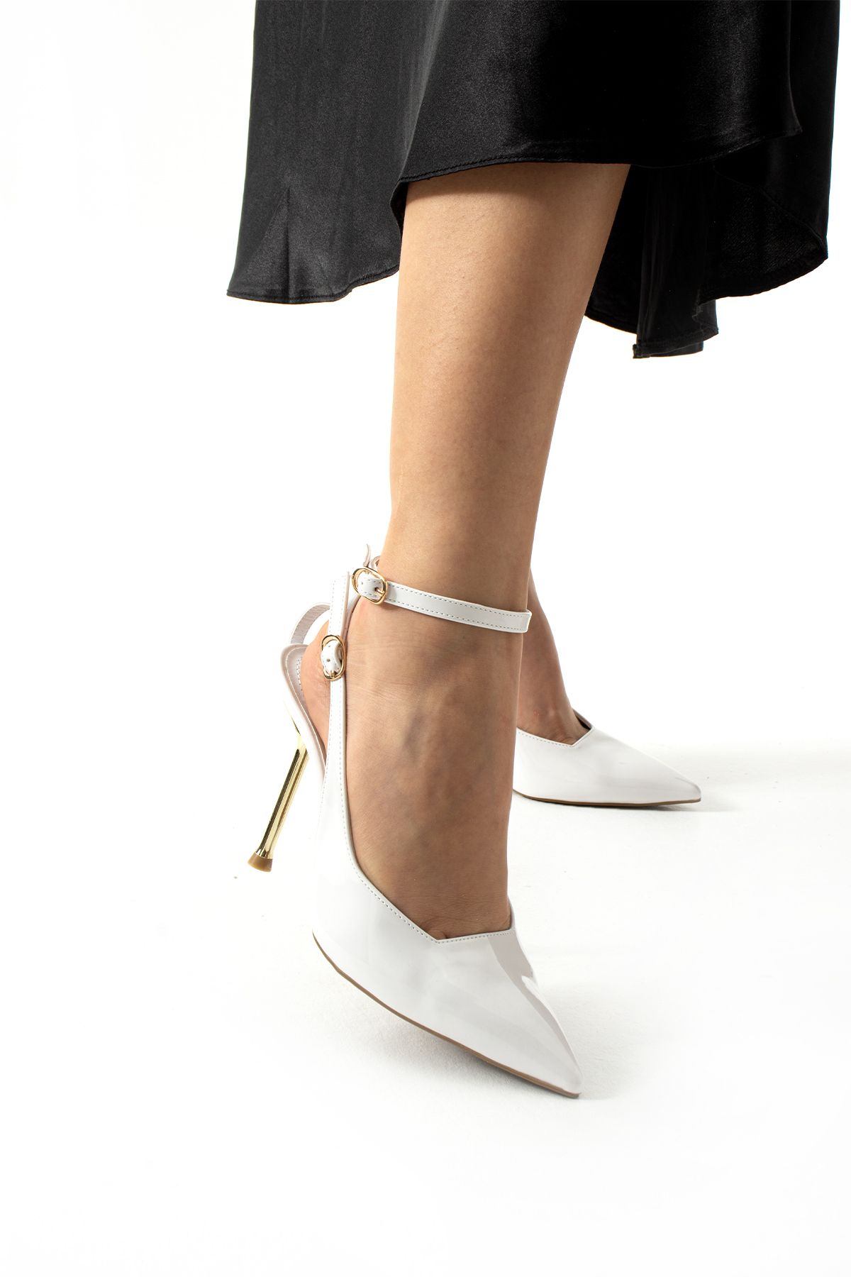 Güllü Shoes Beyaz Rugan Stiletto Kadın Ayakkabı, Altın Topuklu, Bilekten Bağlı Tokalı, Sivri Burun, Şık Stiletto