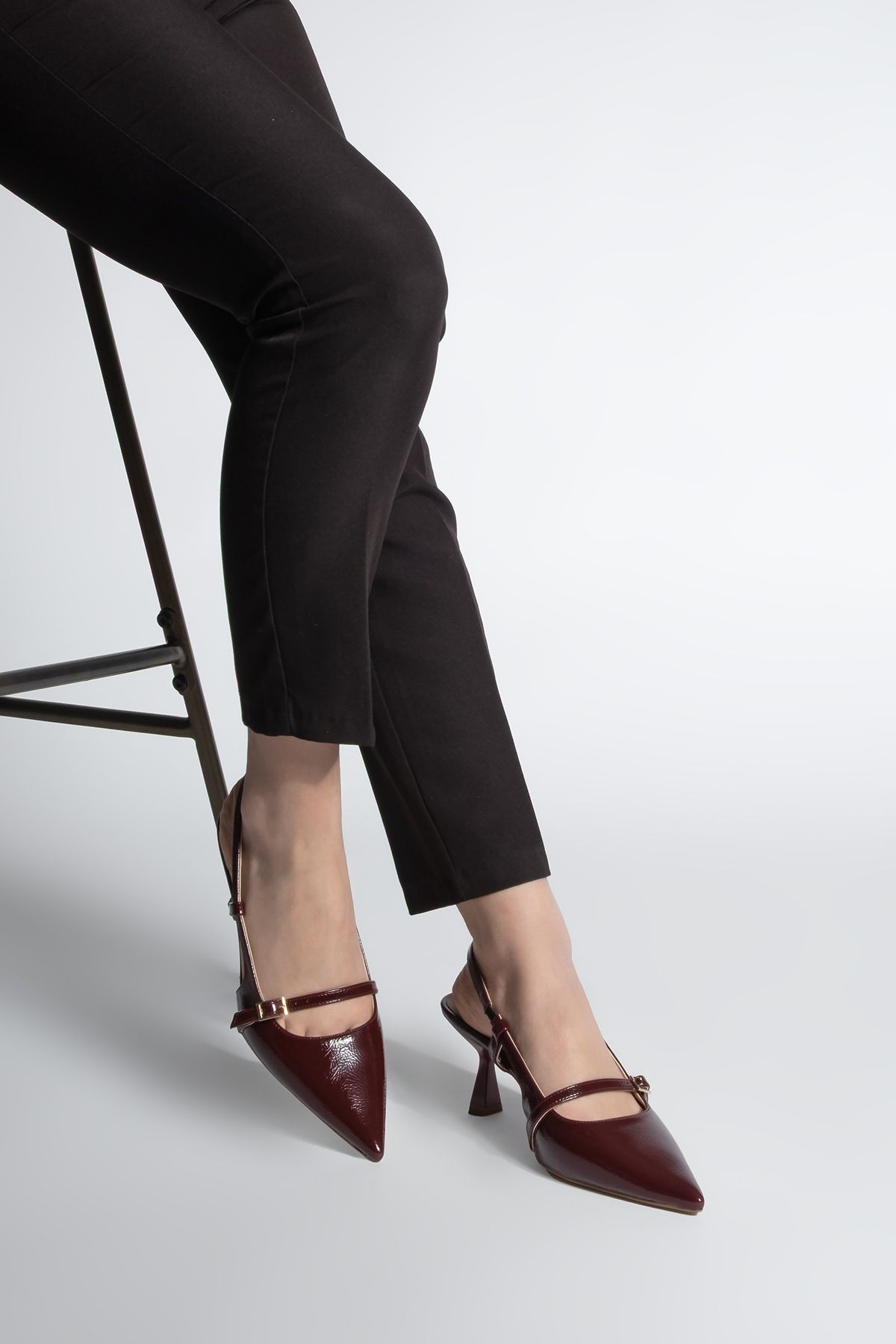 Marjin-Burgundowe lakierowane buty damskie na obcasie typu stiletto z szpiczastym noskiem i paskiem 2