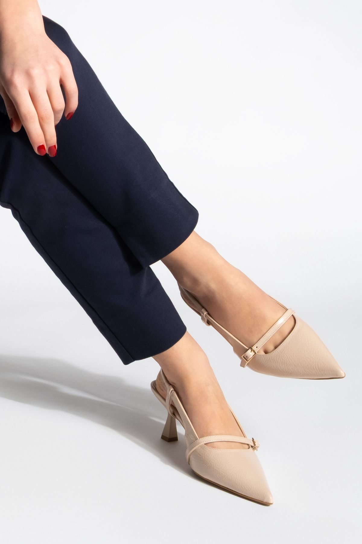 استیلتو زنانه جزئیات کمربند بینی را پشت کفش پاشنه باز FENKA BEIGE PATENT چرمی نشان داد Marjin