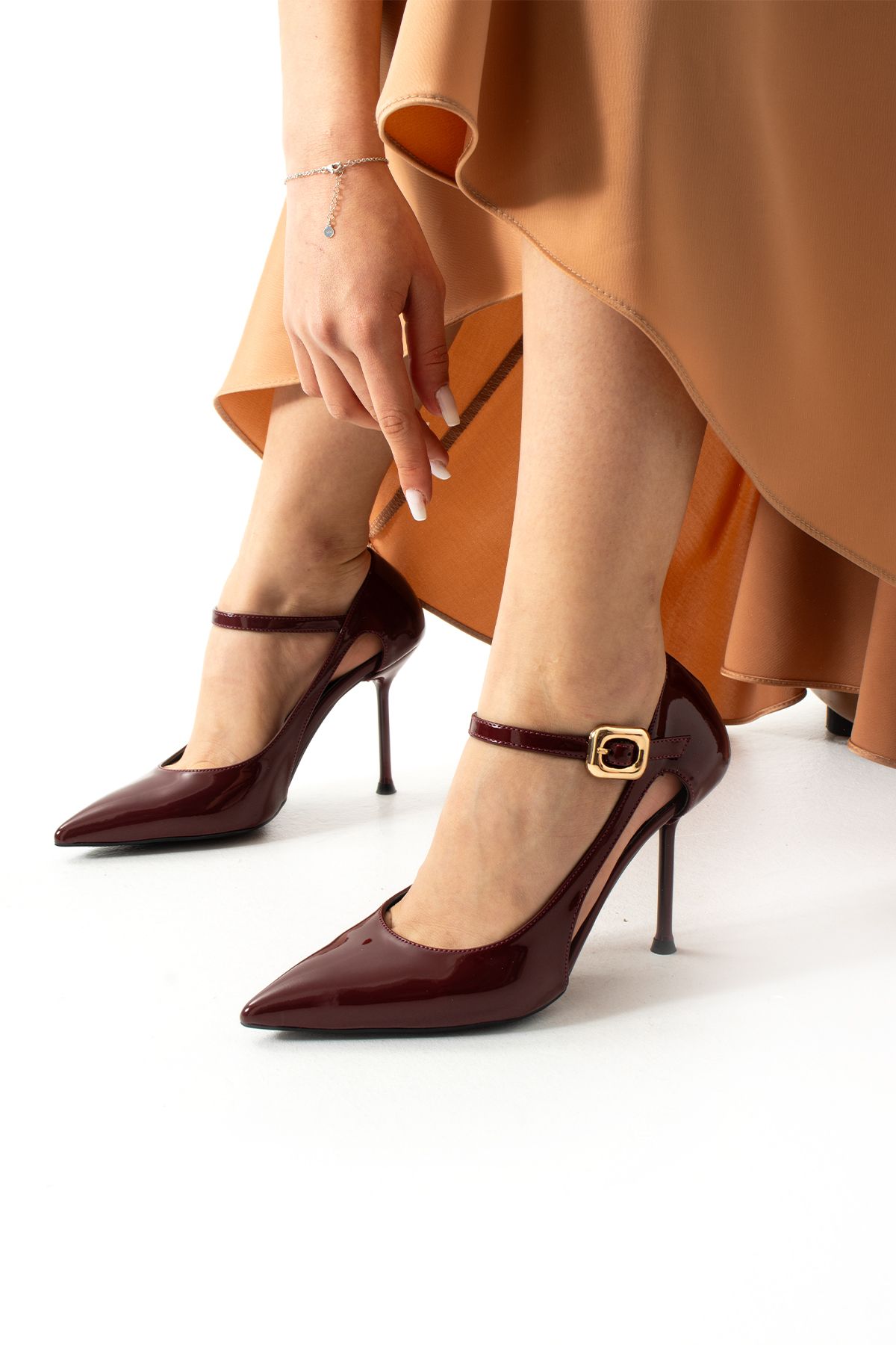 Güllü Shoes Bilekten Tokalı Bordo Rugan Stiletto | Beyaz İnce Topuk | Rahat Kalıp| Sivri Burun Şık Kadın Topuklu