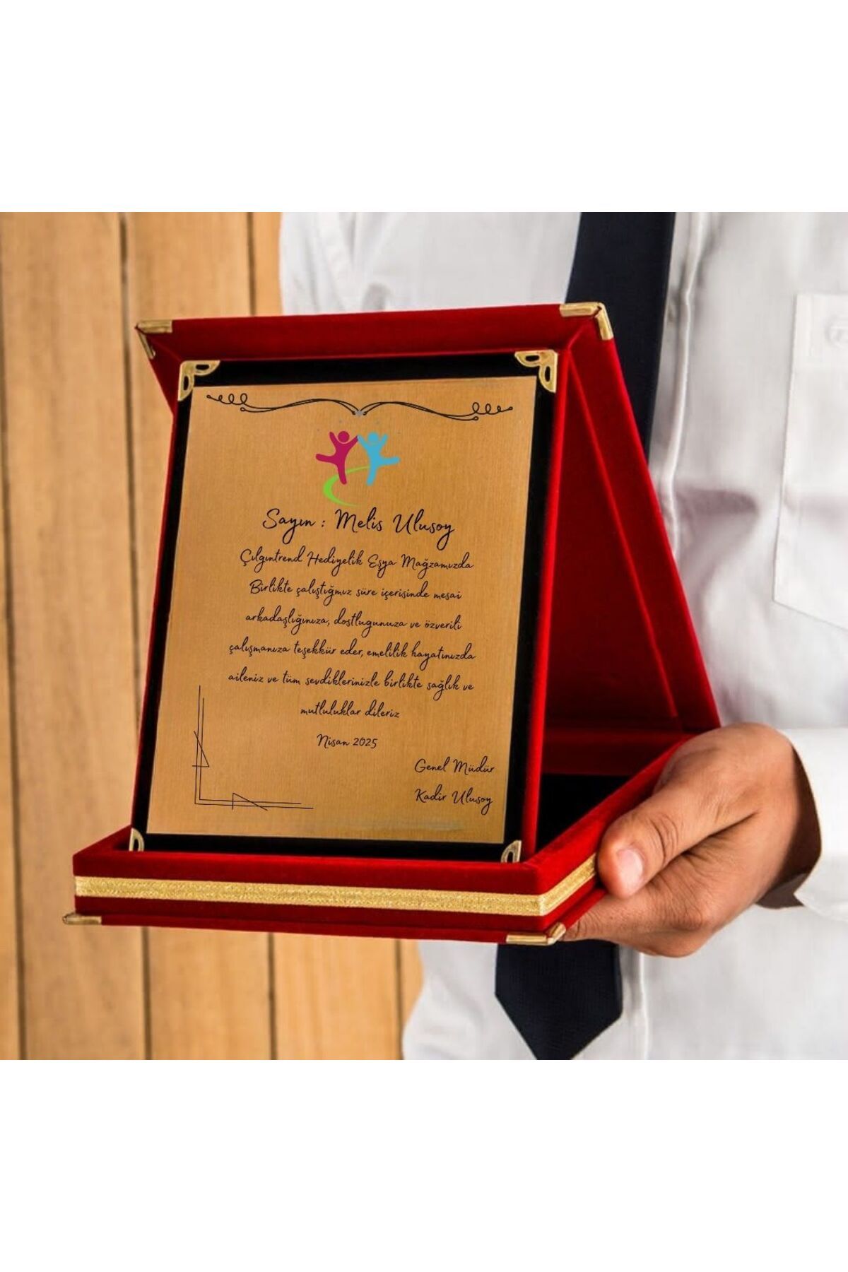 Hediye Vakti Emekli Olan Personele Emeklilik Hediyesi Firma Logolu Plaket