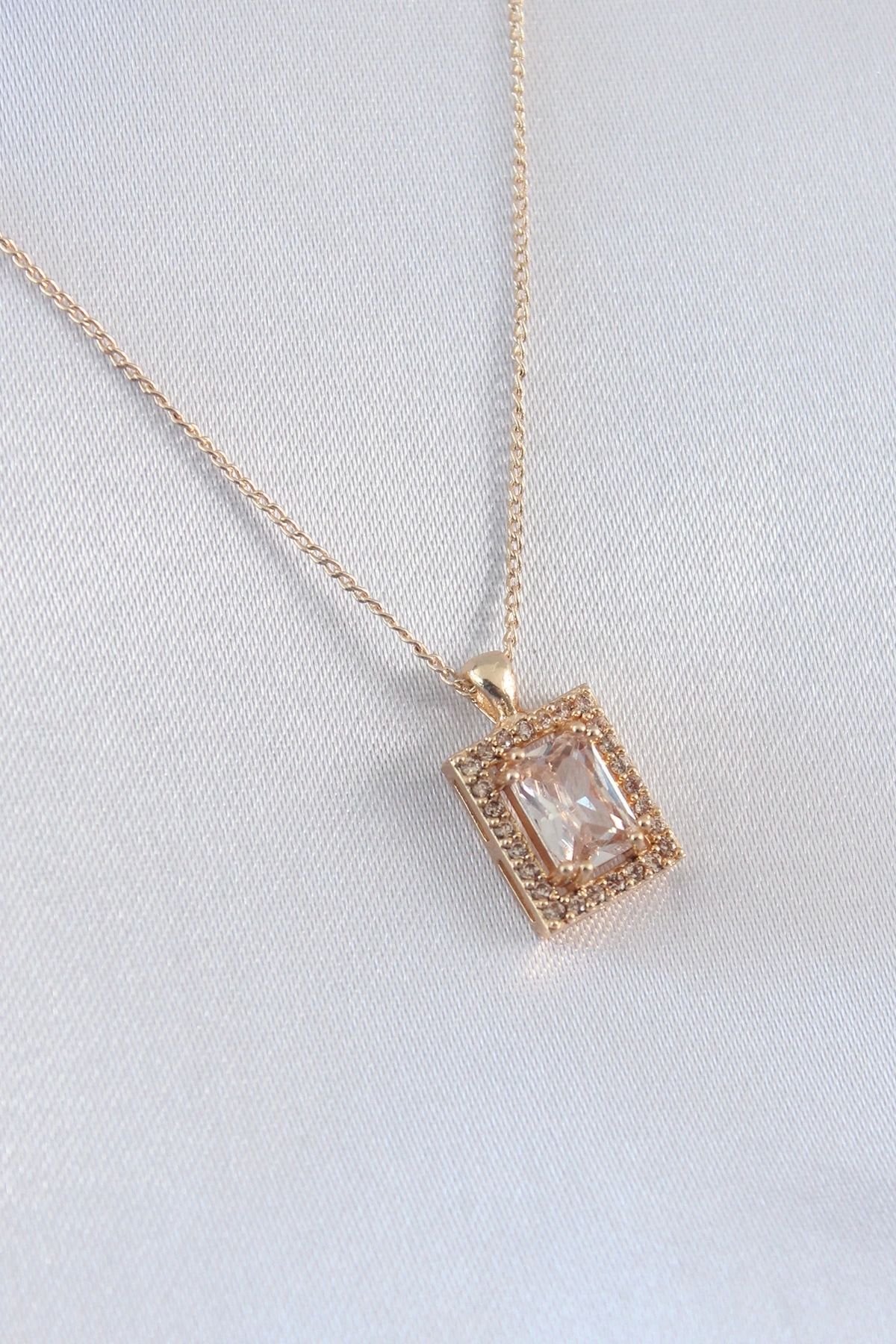 Clariss Gold Renk Zirkon Taşlı Kare Model Kadın Kolye