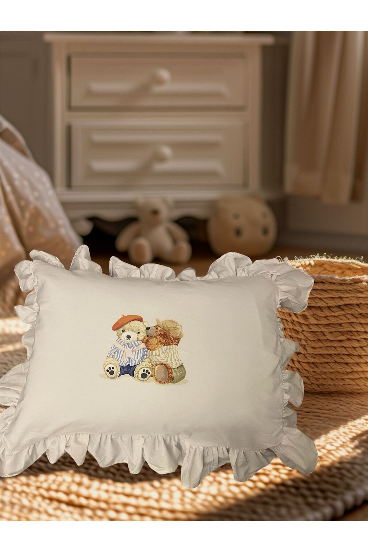 sd butique Teddy Baskılı Beyaz Fırfır Detaylı Yastık Kılıfı