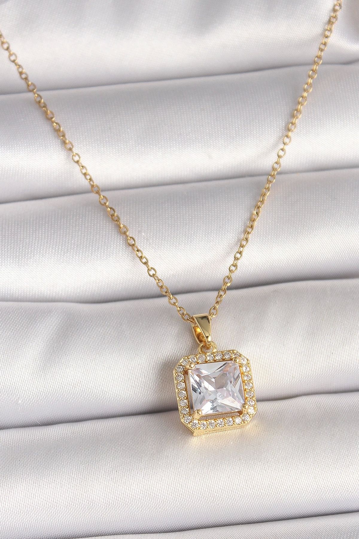 Clariss 316L Çelik Gold Renk Zincir Kare Zirkon Taşlı Model Kadın Kolye