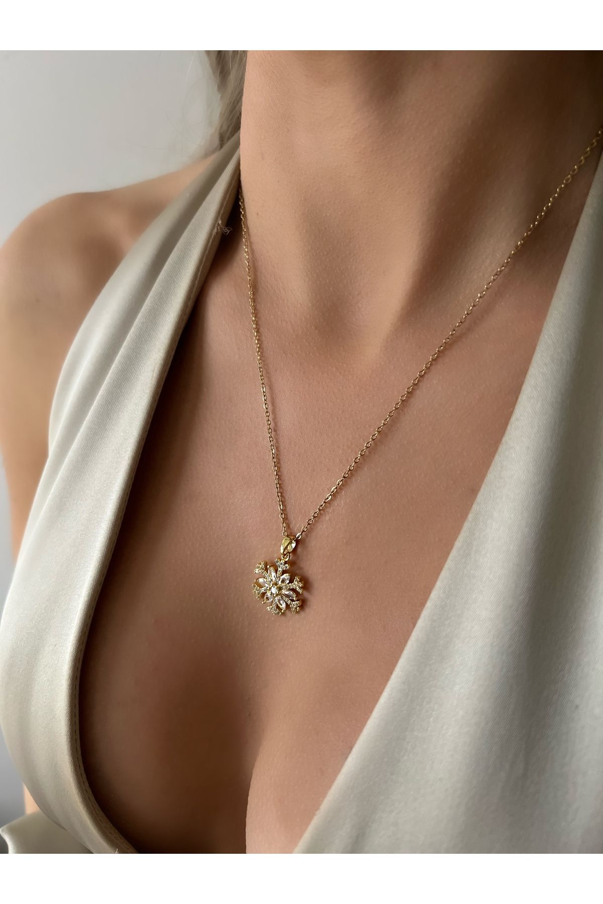 Lilac Jewelry 316L Çelik Zincir Gold Renk Zirkon Taşlı 2li Görünüm Kar Tanesi Kolye