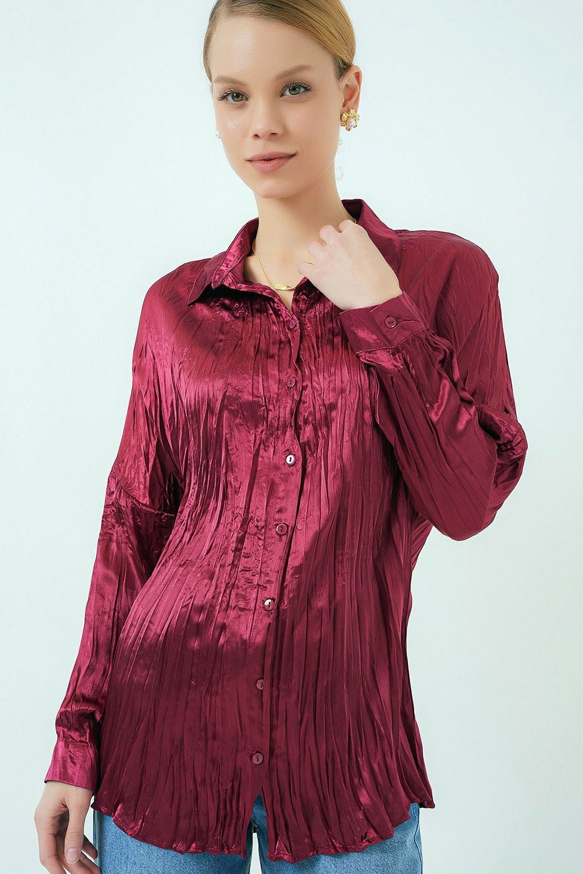 Ottawe Regular Fit Rahat Kesim Uzun Kollu Düğmeli Cepsiz Yakalı ve Manşetyi Casual Kırışık Saten Gömlek