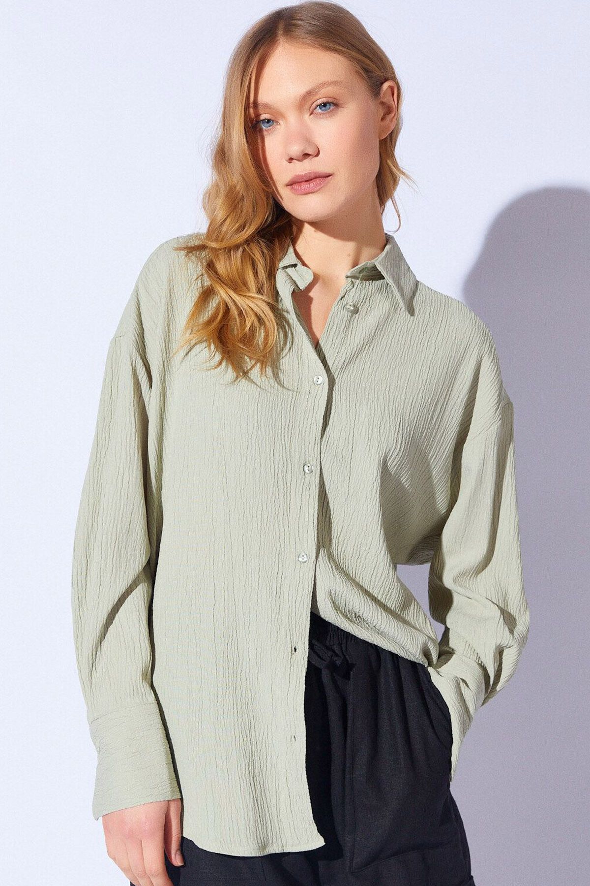 Ottawe Relaxed Fit Rahat Bol Kalıp Düğme Kapama Uzun Kollu Oversize Günlük Likralı Gofre Kumaş Gömlek