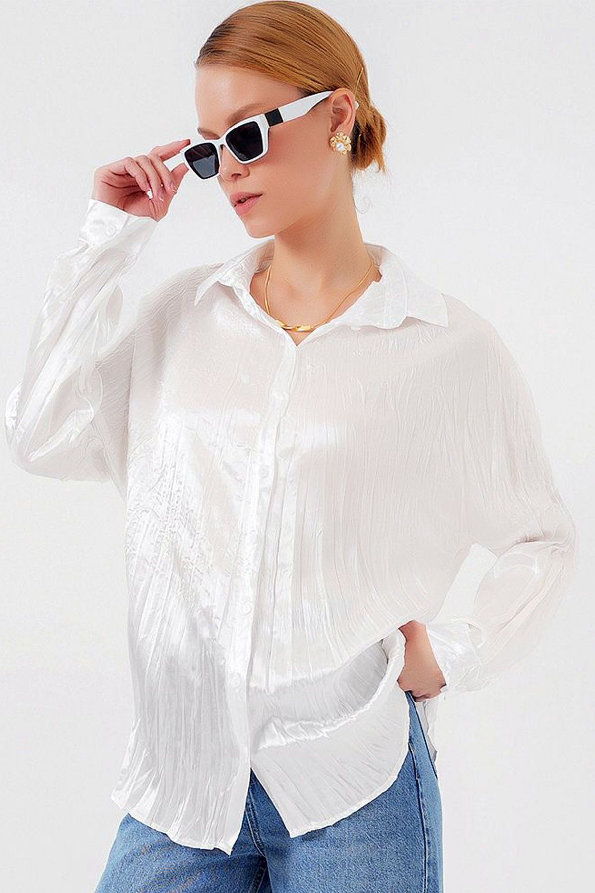 Ottawe Regular Fit Rahat Kesim Uzun Kollu Düğmeli Cepsiz Yakalı ve Manşetyi Casual Kırışık Saten Gömlek